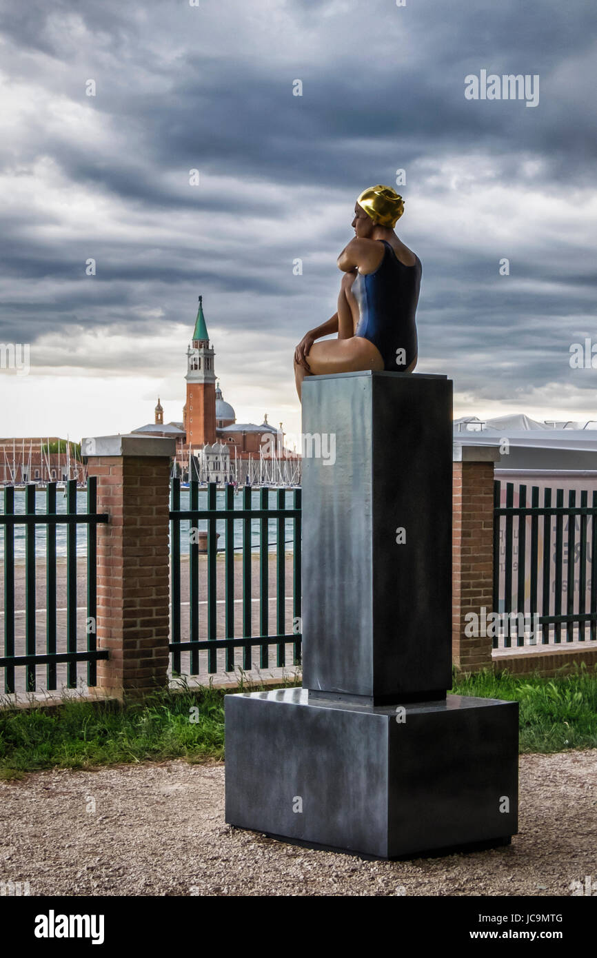 Castello, Venise,Italie,Carole Feuerman hyper-réaliste,sculpteur,exposition solo dans le jardin de la Marinaress,Sculpture, nageur sur socle Banque D'Images