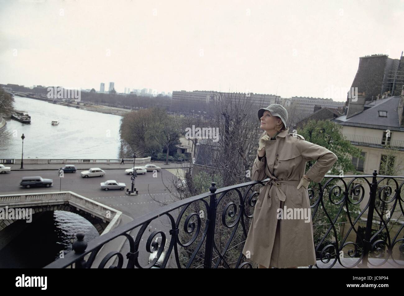 L'actrice française Michèle Morgan sur le balcon de l'hôtel Lambert (situé sur l'Île Saint-Louis), où elle a vécu jusqu'en 1976. Photo Michael Holtz Banque D'Images