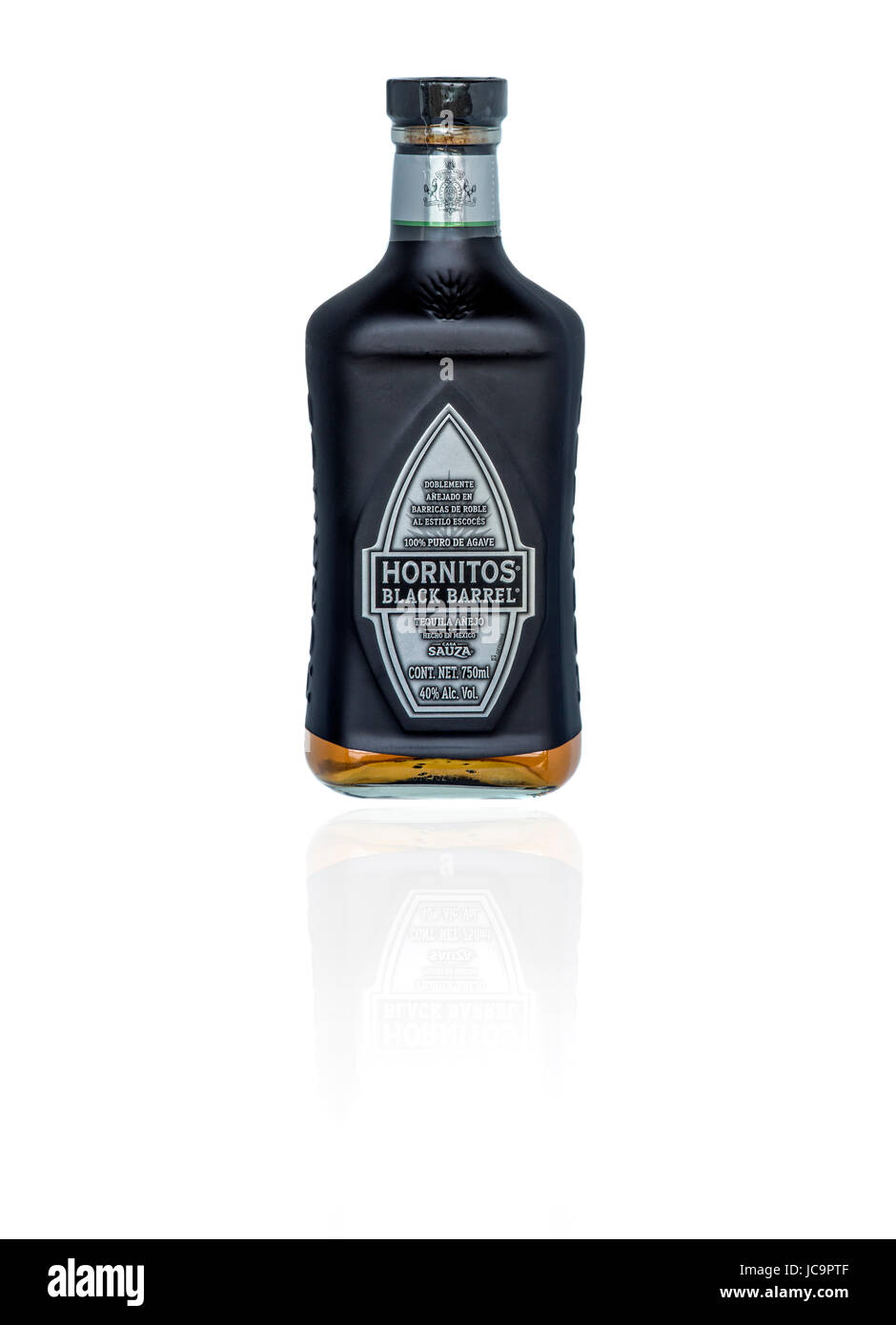 Une bouteille de tequila Hornitos Baril noir dentelle sur fond blanc avec ombre portée reflet Banque D'Images