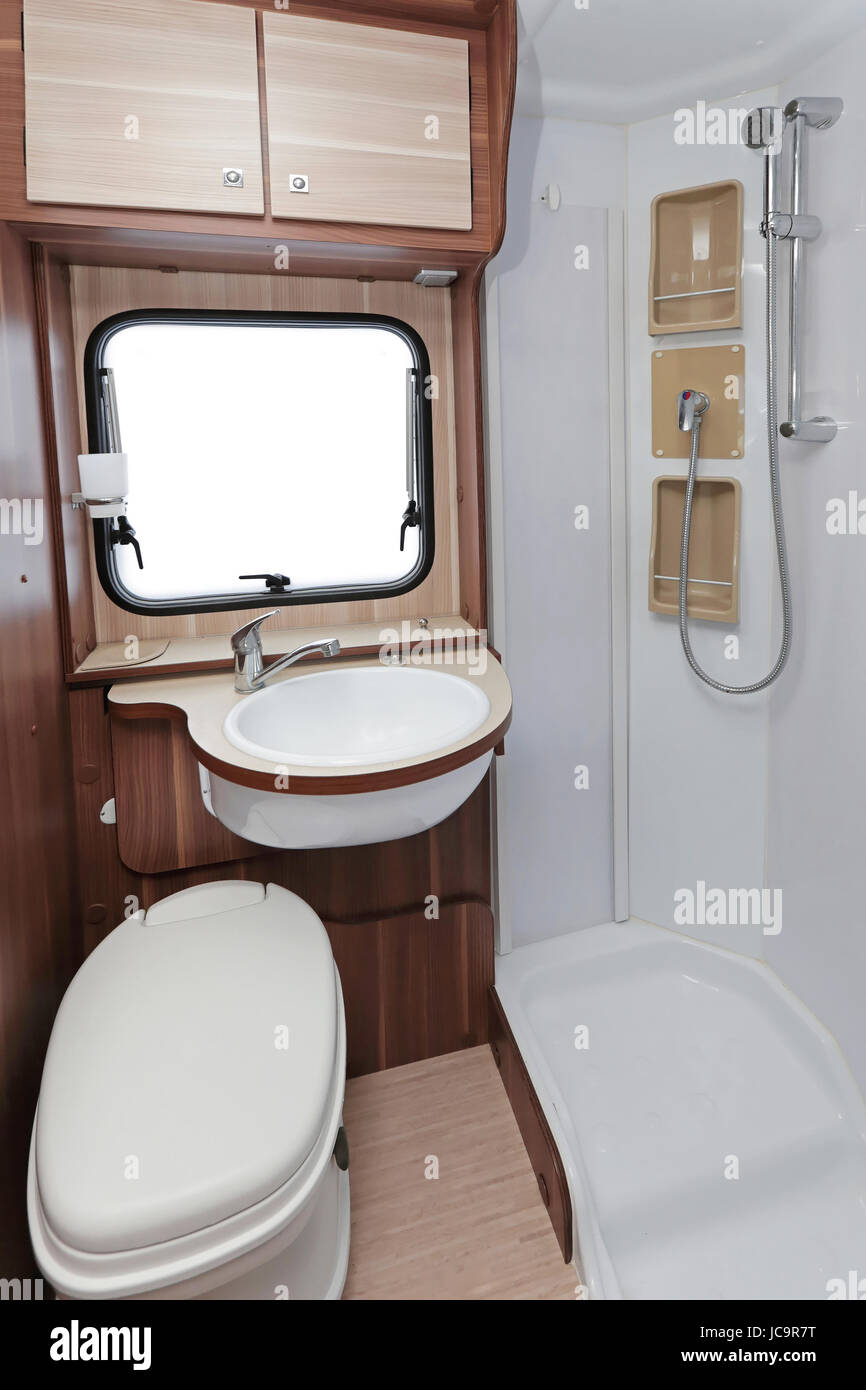 Toilettes avec cabine de douche dans le camping-car Photo Stock - Alamy