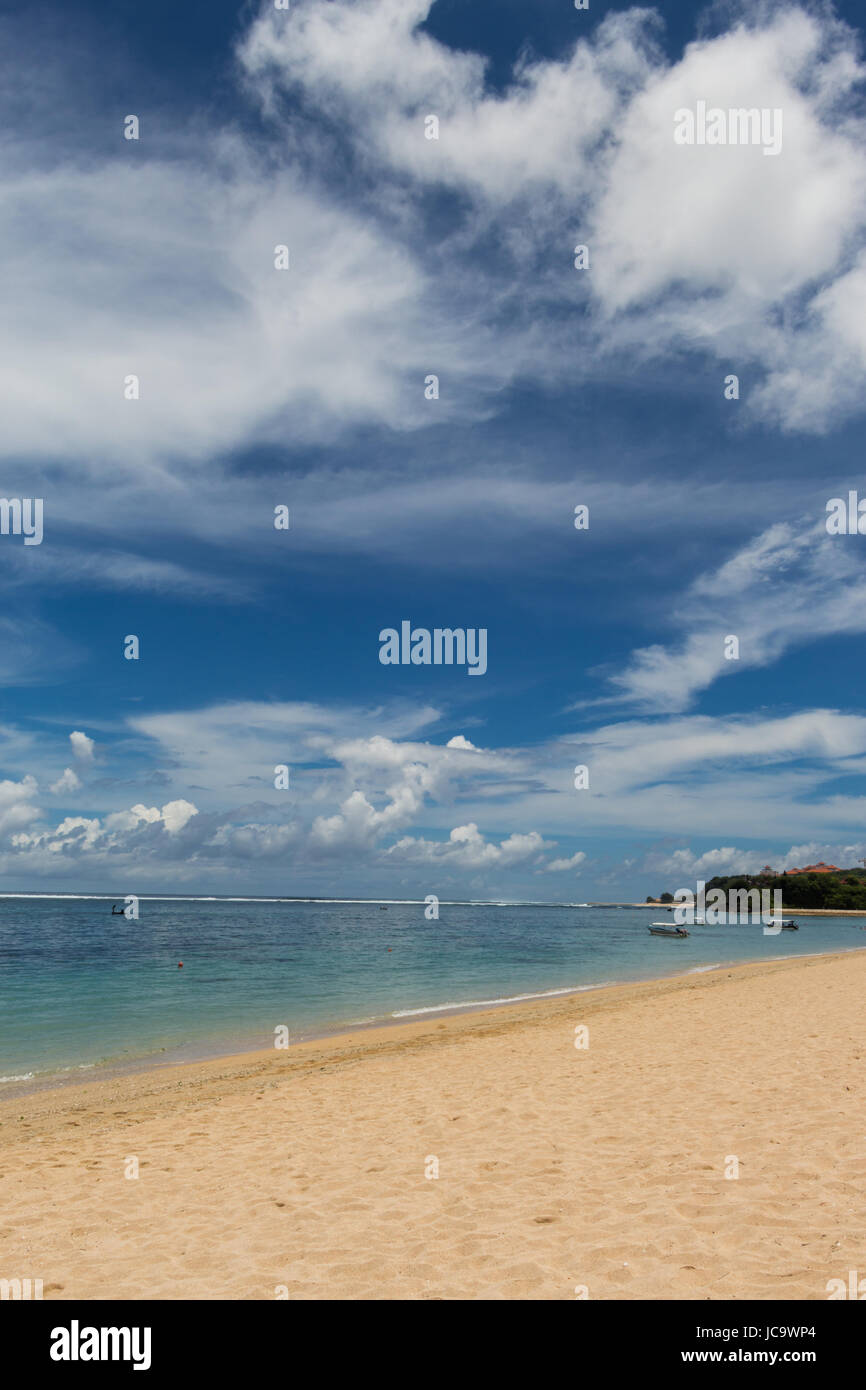 Einsamer Schöner Sandstrand in der Karibik mit weißem Sand und Himmel blauem wie im Paradies Banque D'Images