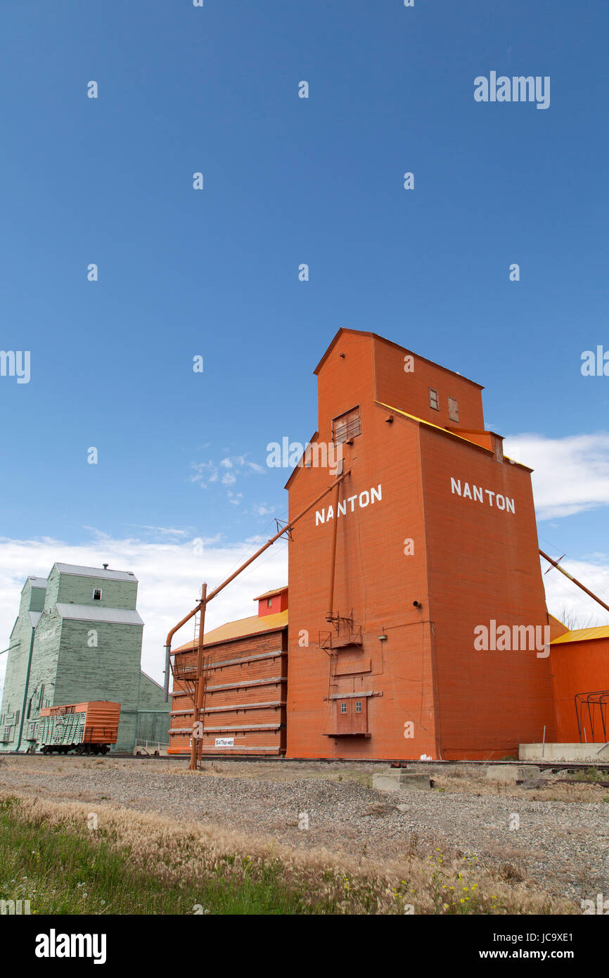 Un hangar à grains à Nanton, Canada. Nanton est dans la prairie de l'Alberta, une région réputée pour la production de céréales. Banque D'Images