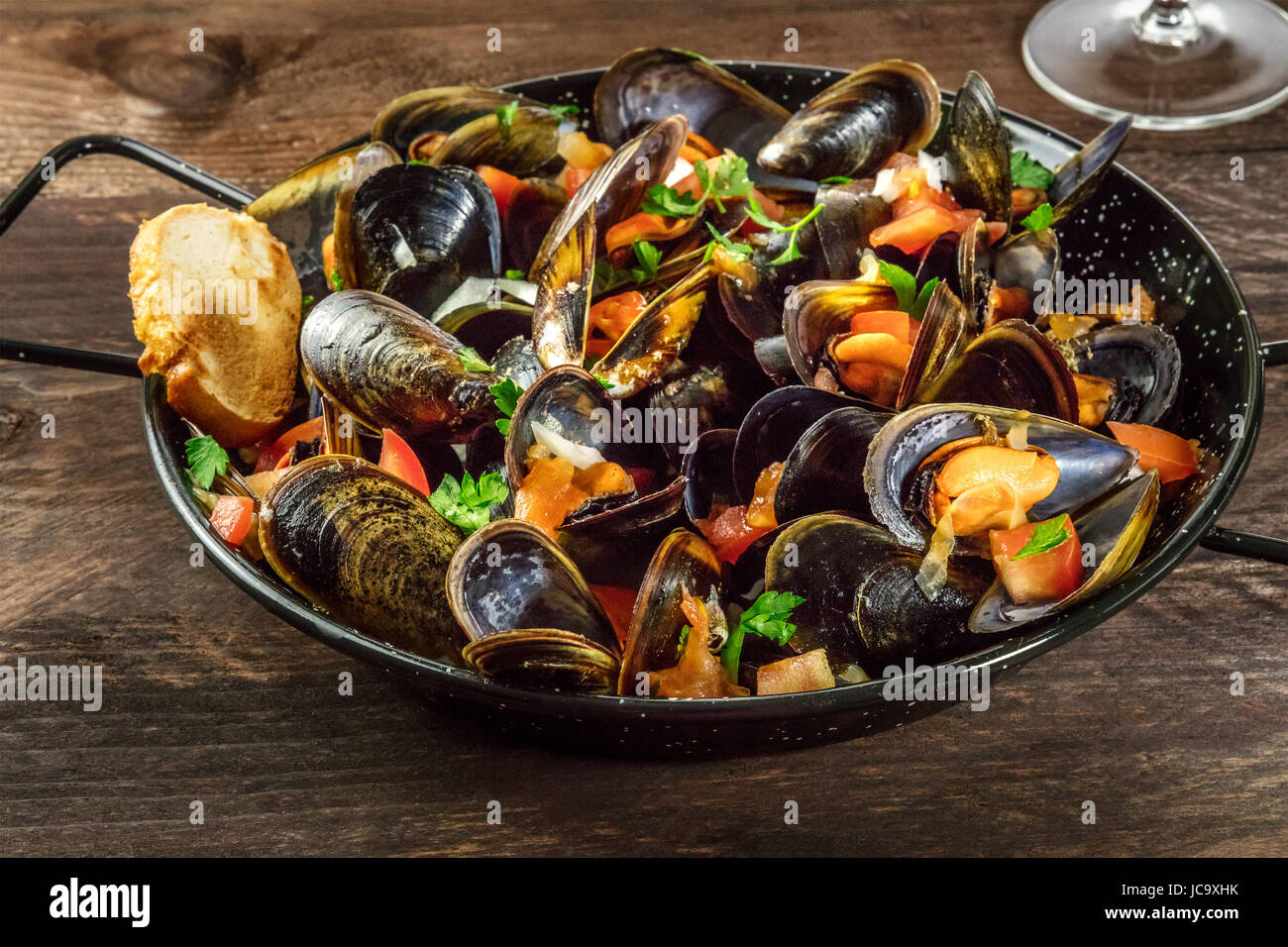 Poêlon de moules marinara sur fond rustique avec copyspace Banque D'Images