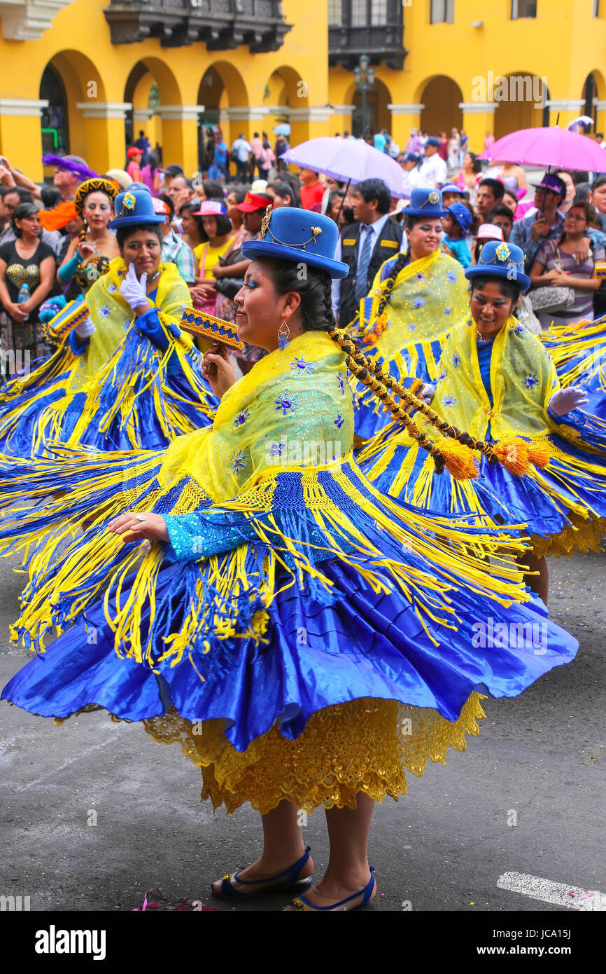 Les femmes locales au cours de danse Fête de la Vierge de la Candelaria à Lima, Pérou. Le cœur du festival danse et musique interprétés par différents Banque D'Images