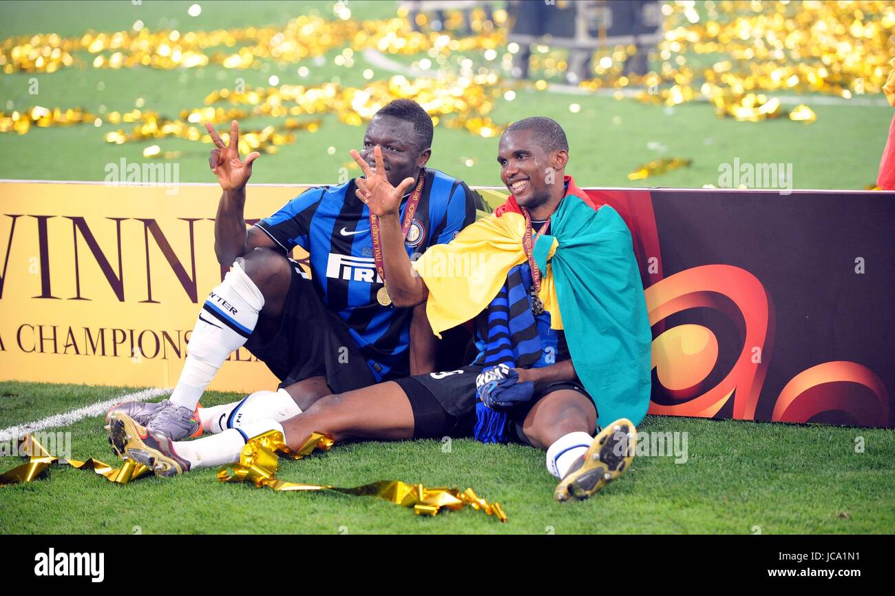 SULLEY MUNTARI et Samuel Eto'o BAYERN MUNICH V INTE BAYERN MUNICH V INTER MILAN SANTIAGO BERNABEU MADRID ESPAGNE 22 Mai 2010 Banque D'Images