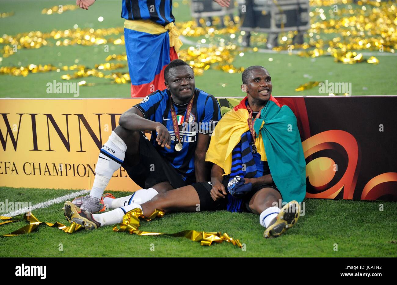 SULLEY MUNTARI et Samuel Eto'o BAYERN MUNICH V INTE BAYERN MUNICH V INTER MILAN SANTIAGO BERNABEU MADRID ESPAGNE 22 Mai 2010 Banque D'Images
