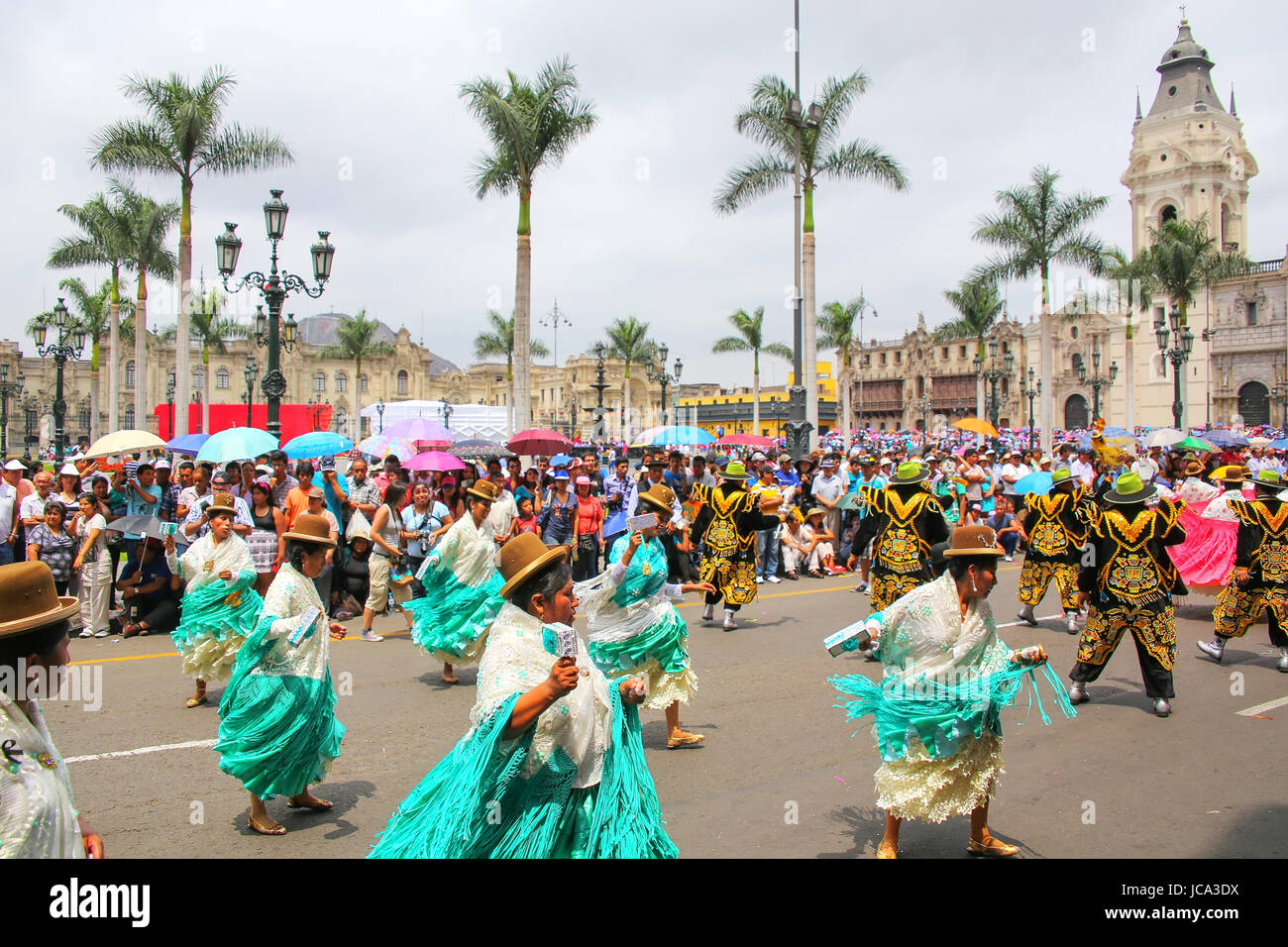 Les femmes locales au cours de danse Fête de la Vierge de la Candelaria à Lima, Pérou. Le cœur du festival danse et musique interprétés par différents Banque D'Images