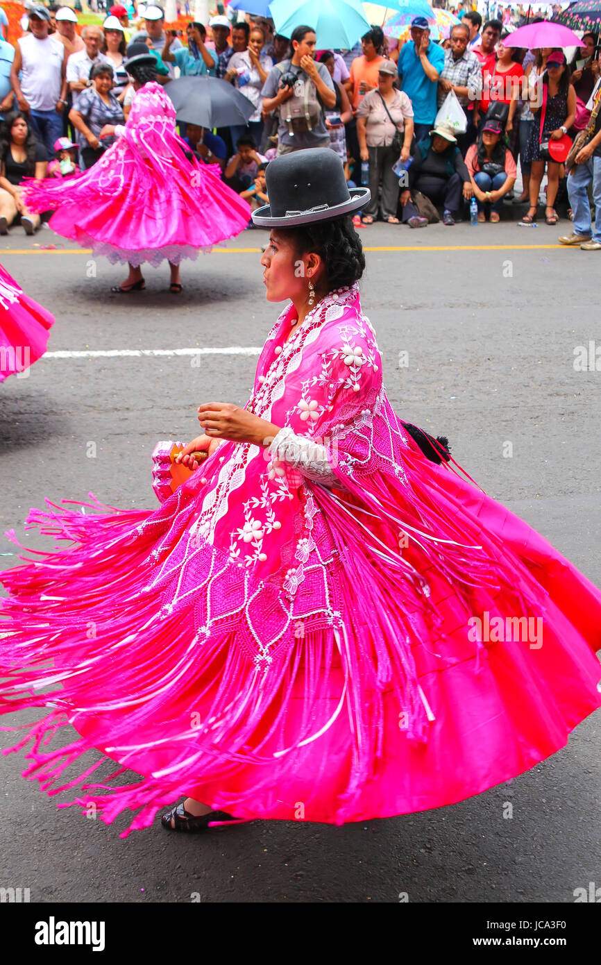 Femme de la région d'effectuer au cours de la fête de la Candelaria vierge à Lima, Pérou. Le cœur du festival est la danse et la musique de différer Banque D'Images