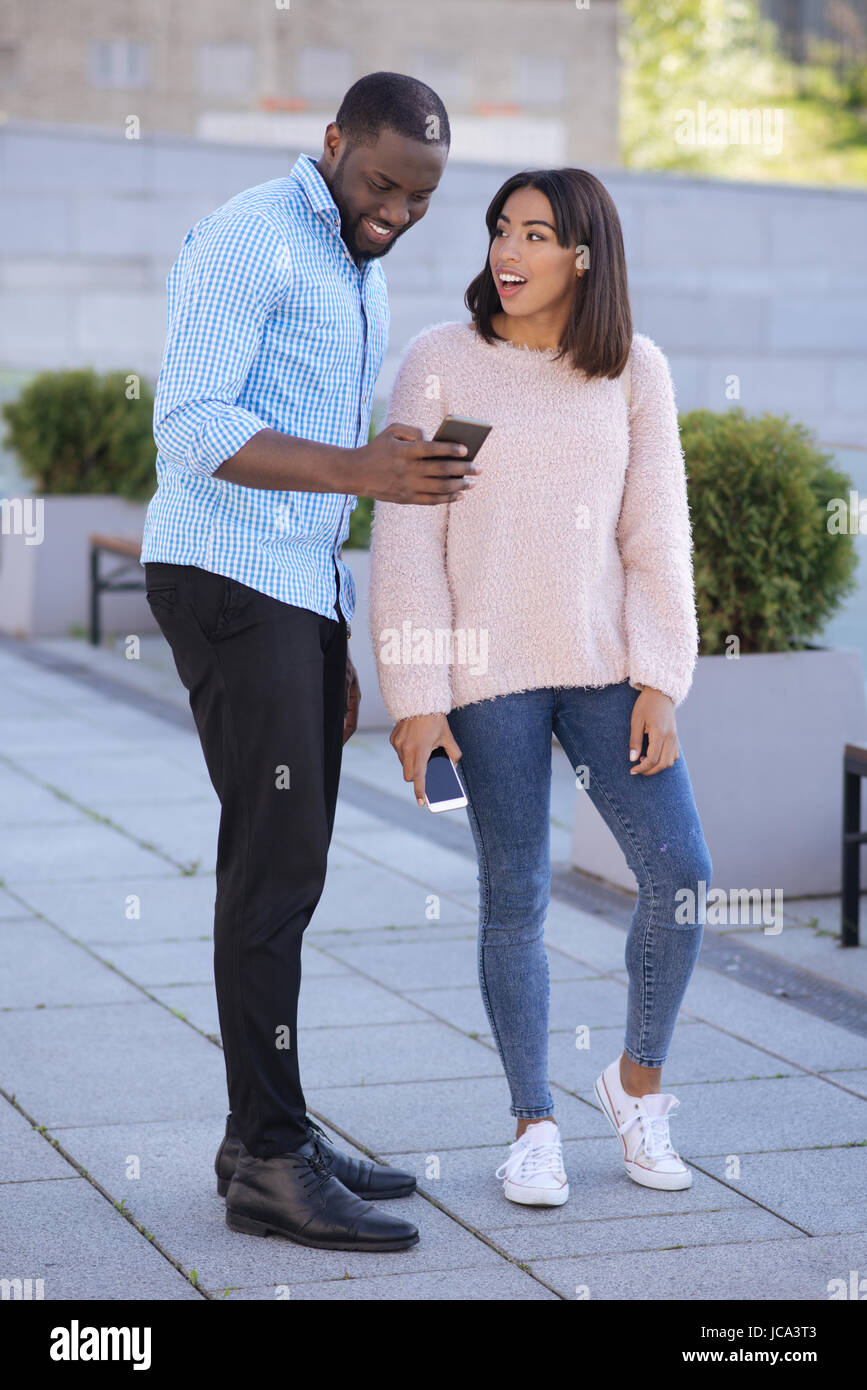 Fille superbe confiance partage son numéro de téléphone Banque D'Images