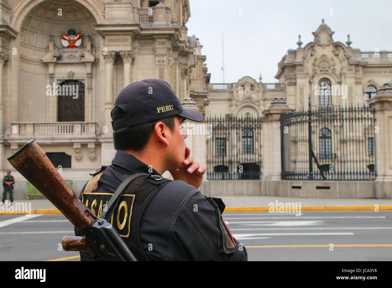 Policier debout près du Palais du Gouvernement à Lima, Pérou. La police nationale péruvienne est l'une des plus grandes forces de police en Amérique du Sud. Banque D'Images