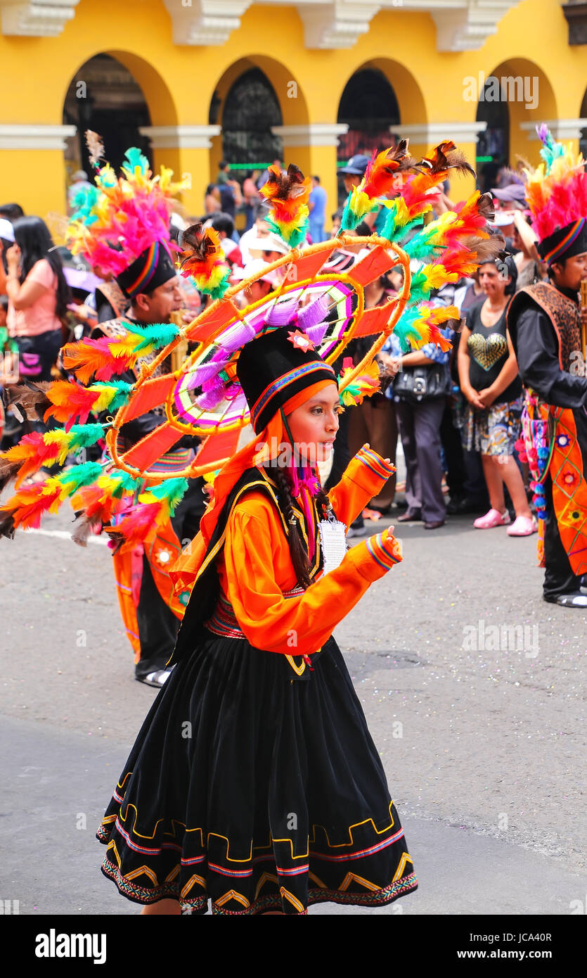 Jeune femme de la région au cours de la scène Festival de la Vierge de la Candelaria à Lima, Pérou. Le cœur du festival danse et musique originale : Banque D'Images