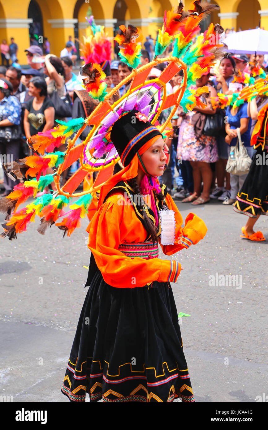 Jeune femme de la région au cours de la scène Festival de la Vierge de la Candelaria à Lima, Pérou. Le cœur du festival danse et musique originale : Banque D'Images