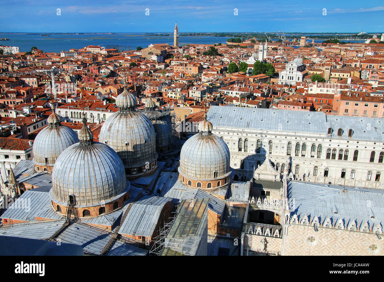 Vue sur les dômes de la Basilique St Marc à Venise, Italie. C'est la plus célèbre des églises de Venise et l'un des exemples les plus connus d'Italo Banque D'Images