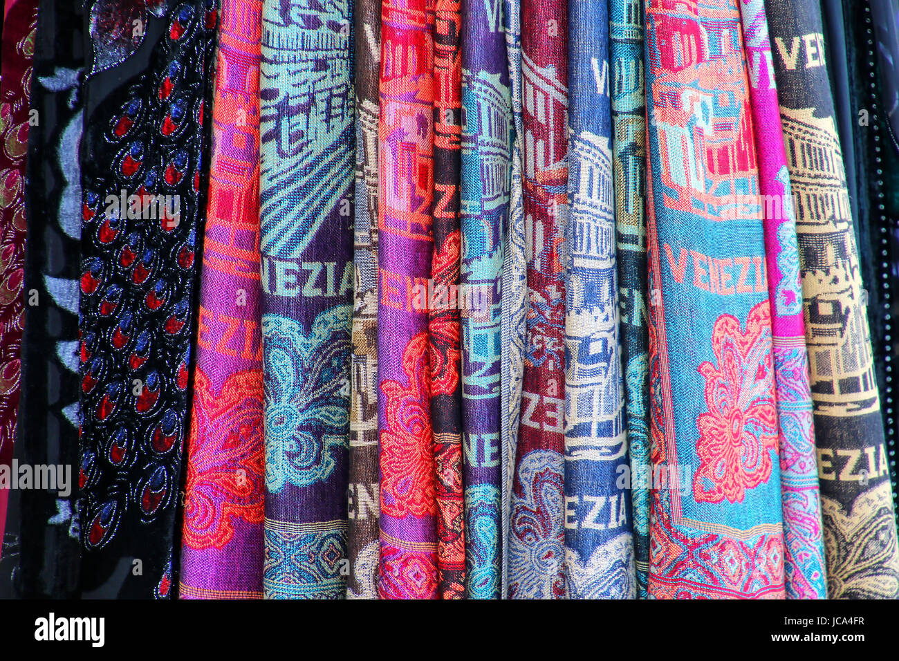 Afficher des produits textiles à un magasin de souvenirs dans les rues de Venise, Italie. Banque D'Images
