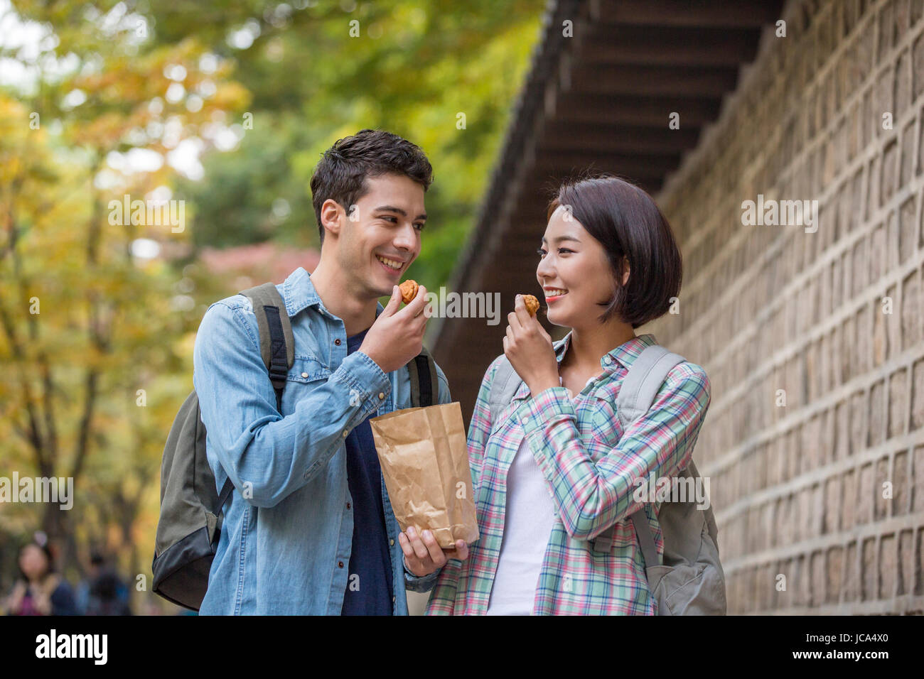 Smiling couple multiculturel dont la date Banque D'Images