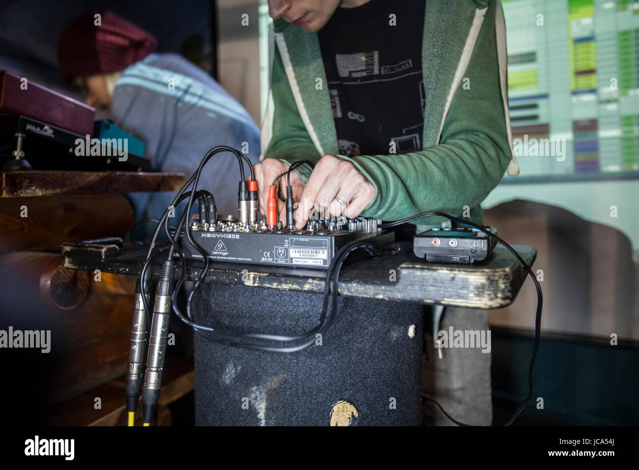 D'jays jouer live. Faire de la musique avec des Gameboys. D'Chiptune jays. Banque D'Images