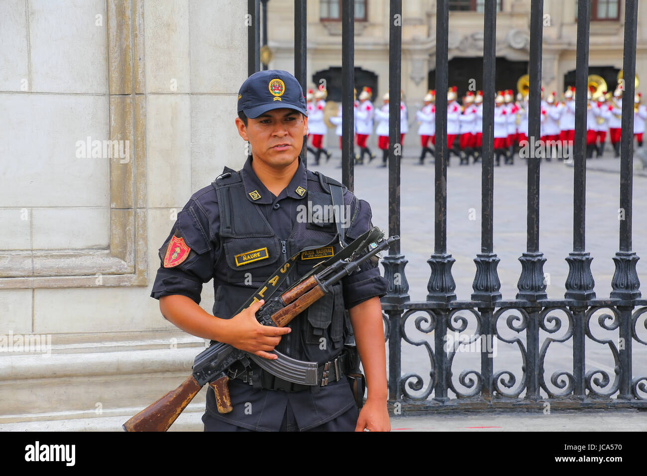 Policier debout près du Palais du Gouvernement à Lima, Pérou. La police nationale péruvienne est l'une des plus grandes forces de police en Amérique du Sud. Banque D'Images