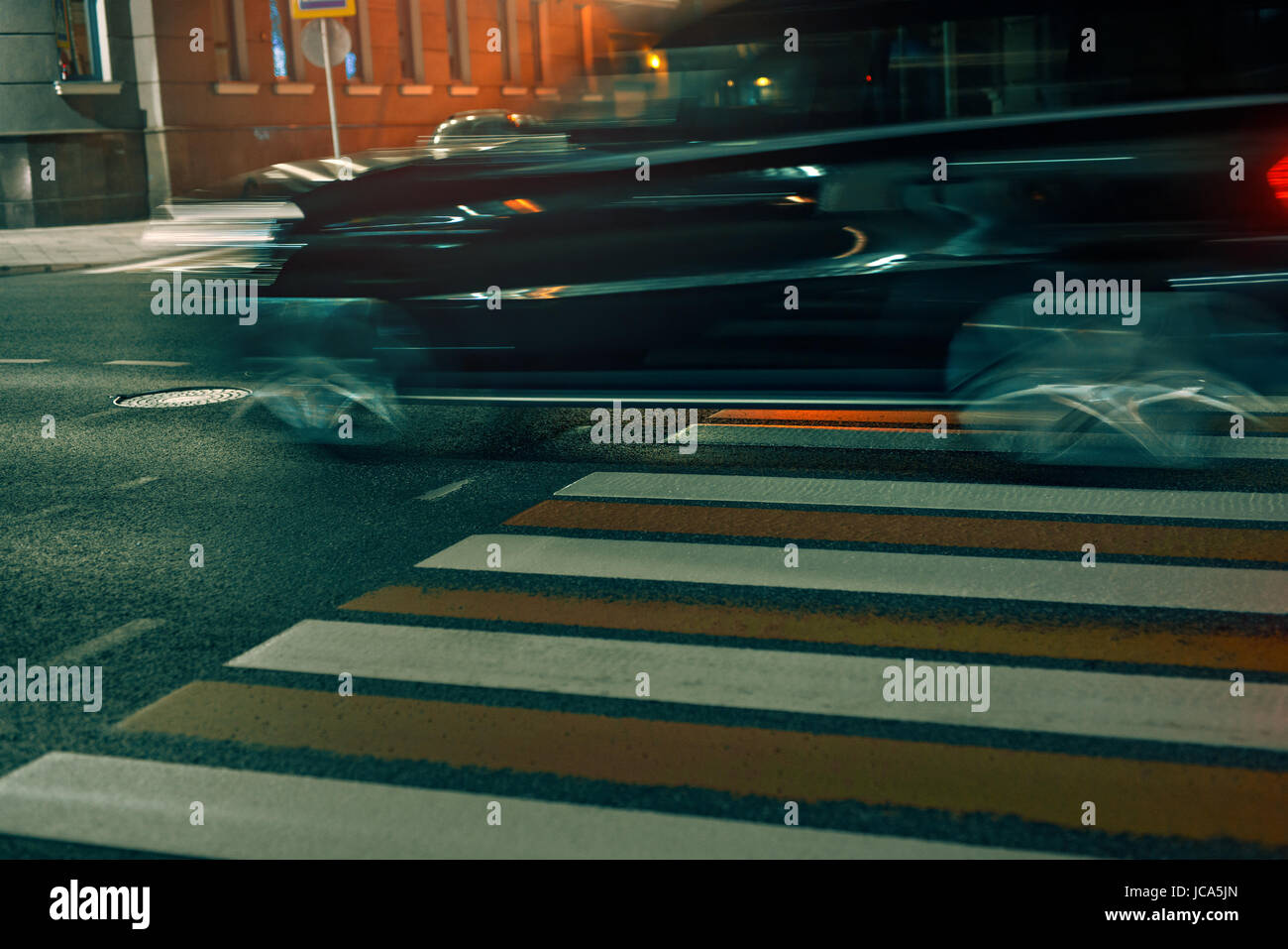 En concordance avec la ville voiture floue en mouvement rapide de nuit. Concept de sécurité pour les piétons. Banque D'Images