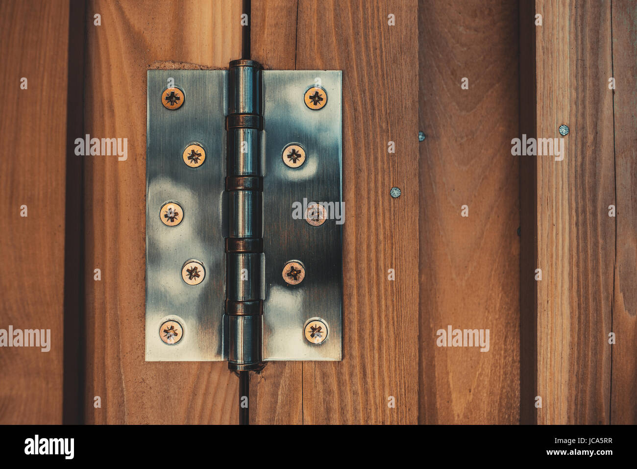 Charnières métalliques sur la porte en bois vue rapprochée Banque D'Images