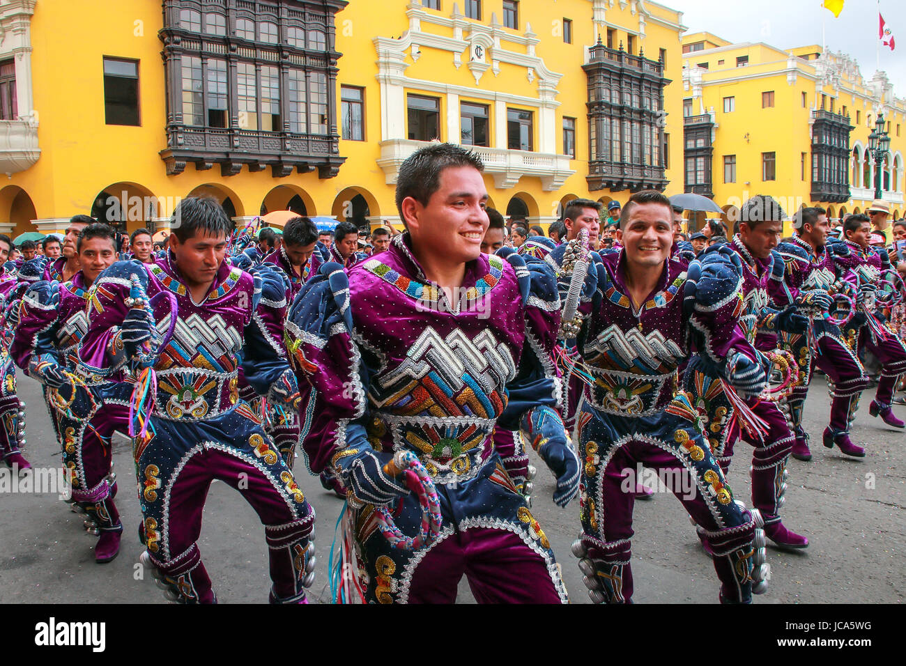 Les hommes locaux au cours de danse Fête de la Vierge de la Candelaria à Lima, Pérou. Le cœur du festival danse et musique interprétés par différents d Banque D'Images