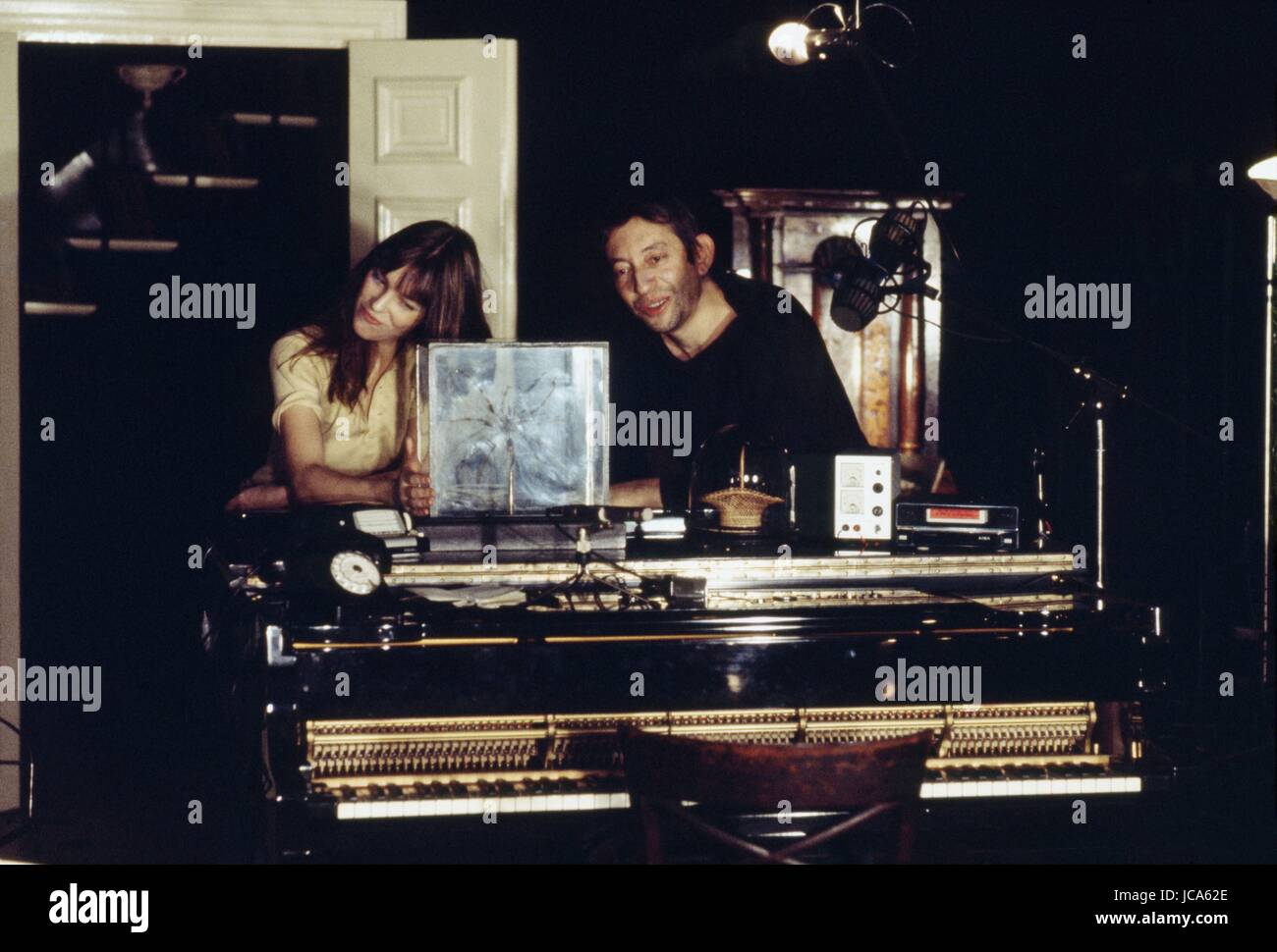 Serge Gainsbourg et Jane Birkin à la rue de Verneuil à Paris janvier Photo Michael