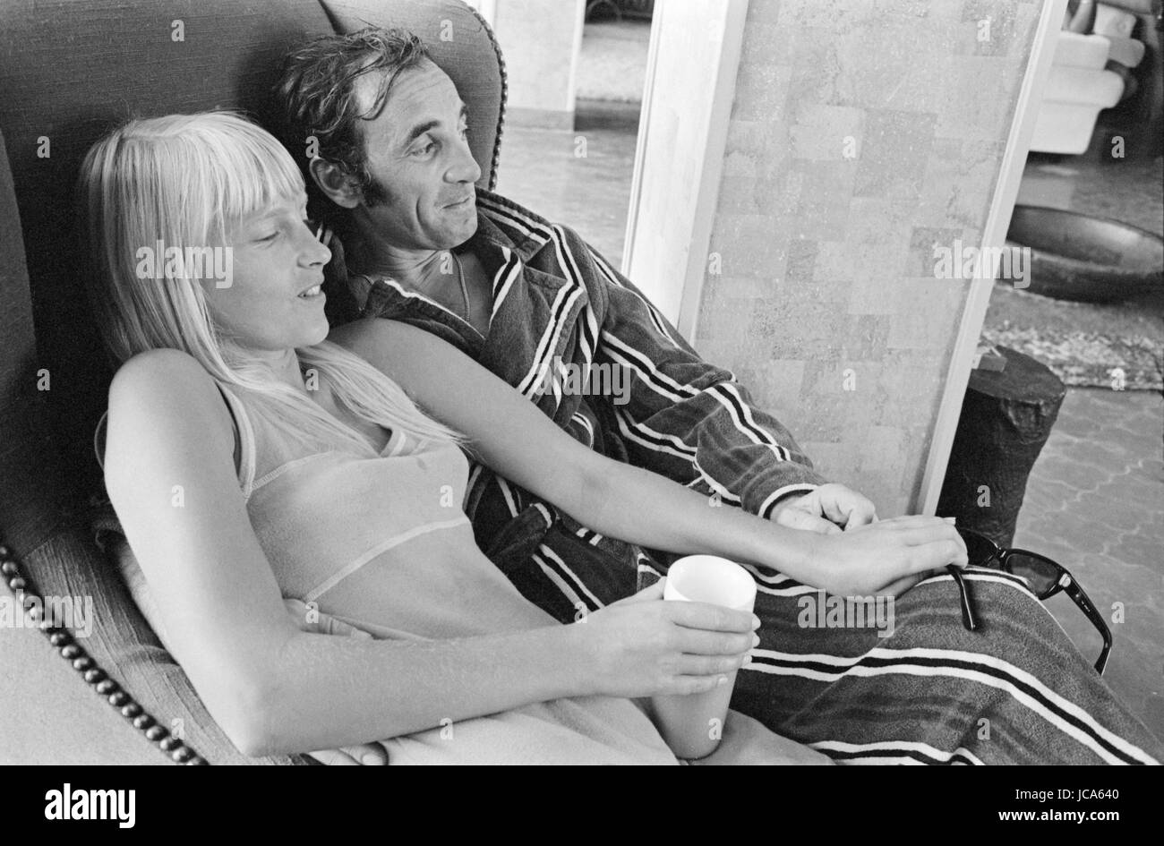 Charles Aznavour avec femme Ulla Thorsell profiter de leurs vacances dans leur maison à Mandelieu-La-Napoule (Alpes-Maritimes, France). Été 1970 Photo Michael Holtz Banque D'Images