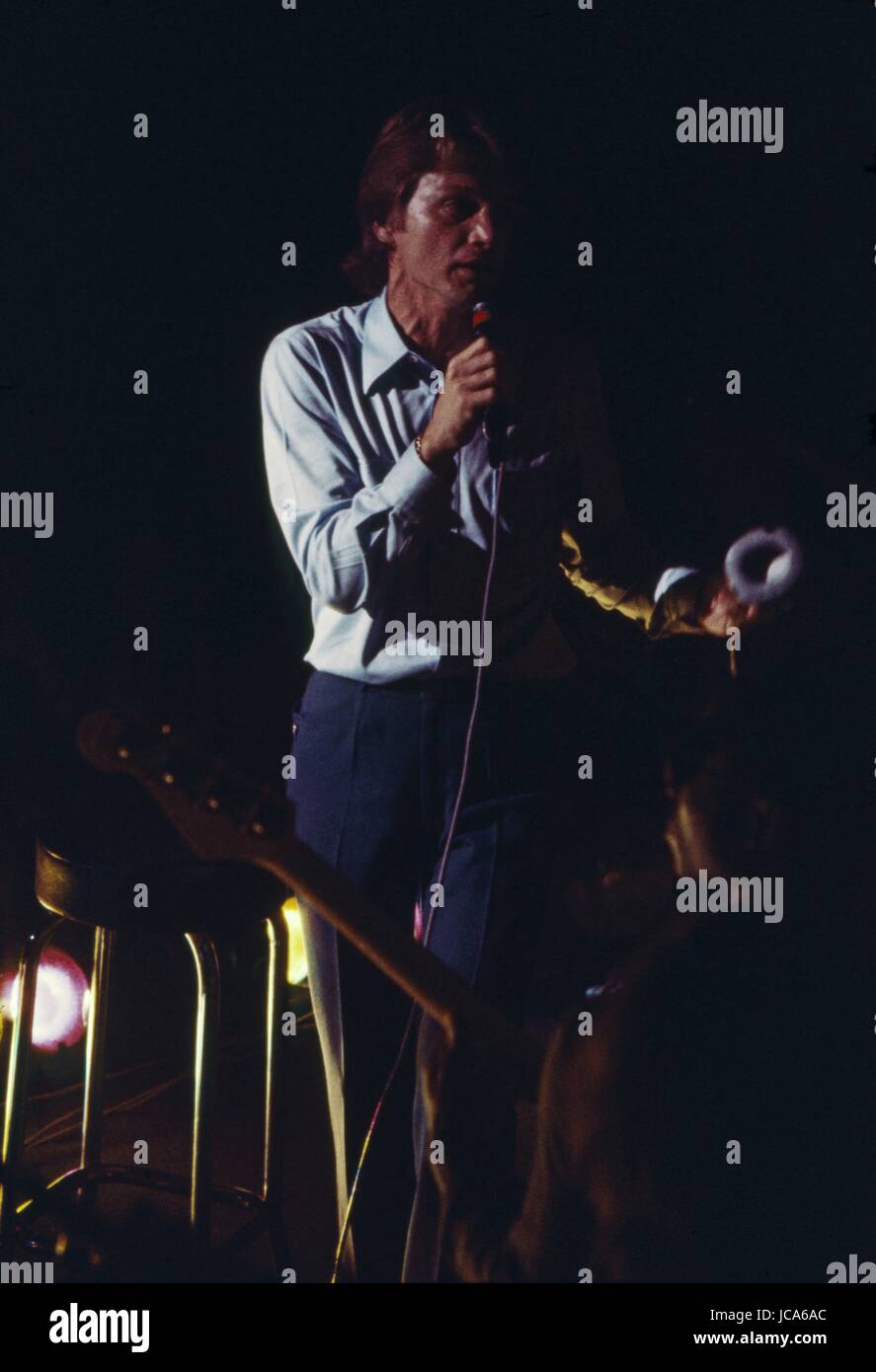 Le chanteur français Claude François lors d'une session d'enregistrement (ou un concert privé). Photo Michael Holtz Banque D'Images