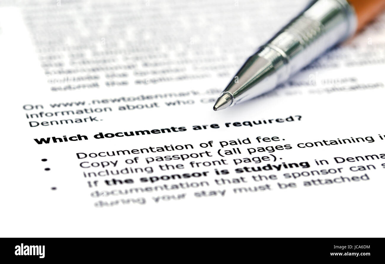 Liste des exigences de demande de visa avec stylo à bille d'argent Banque D'Images