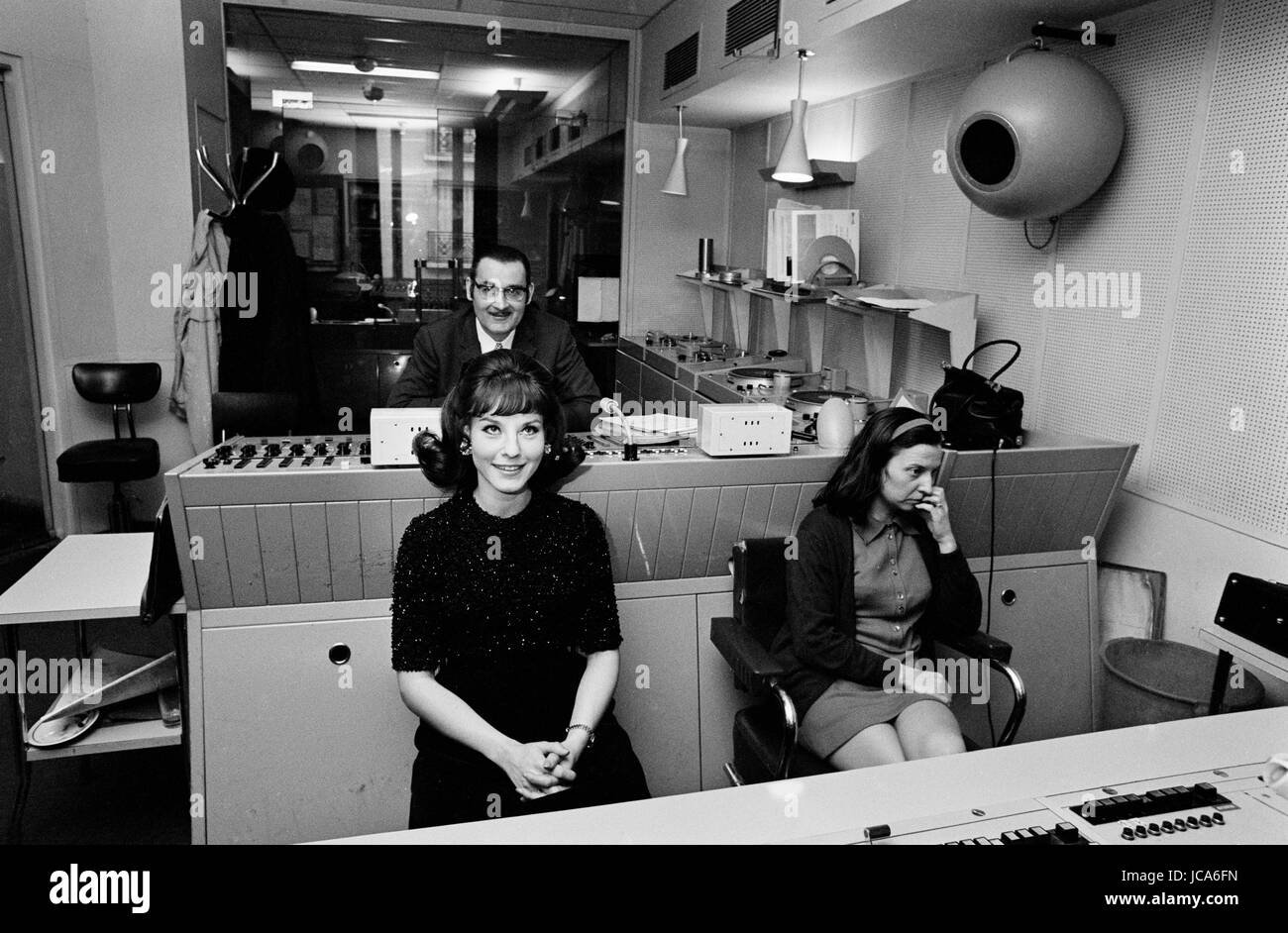 Denise Fabre annonceur continuité française (elle a travaillé à la fois sur la deuxième chaîne de l'ORTF). Le 3 avril, 1970 Photo Michael Holtz Banque D'Images