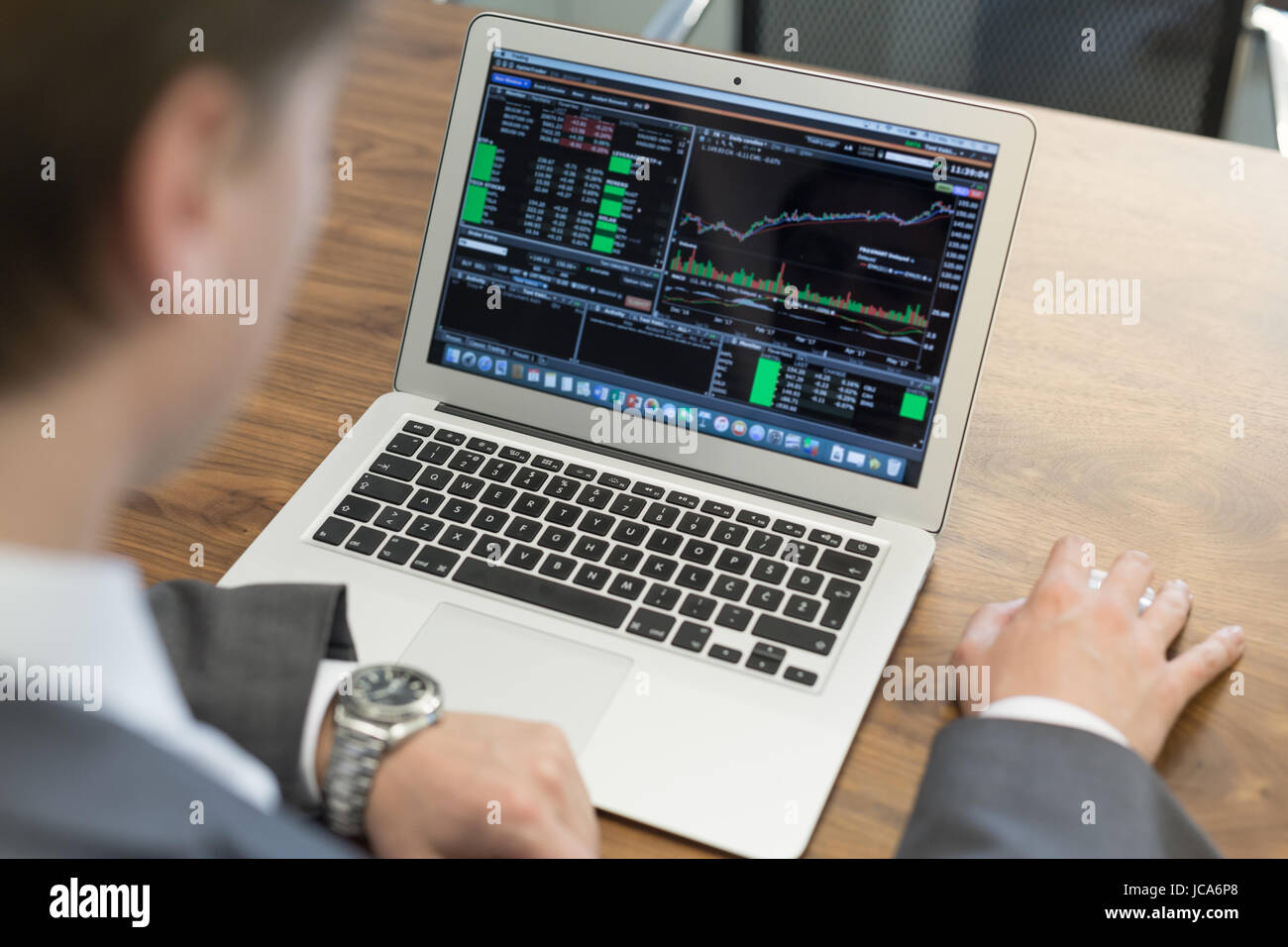 Homme d'entreprise l'analyse des données économiques sur un ordinateur portable. Man's hands sur votre ordinateur portable, de personne d'affaires au lieu de travail. Banque D'Images