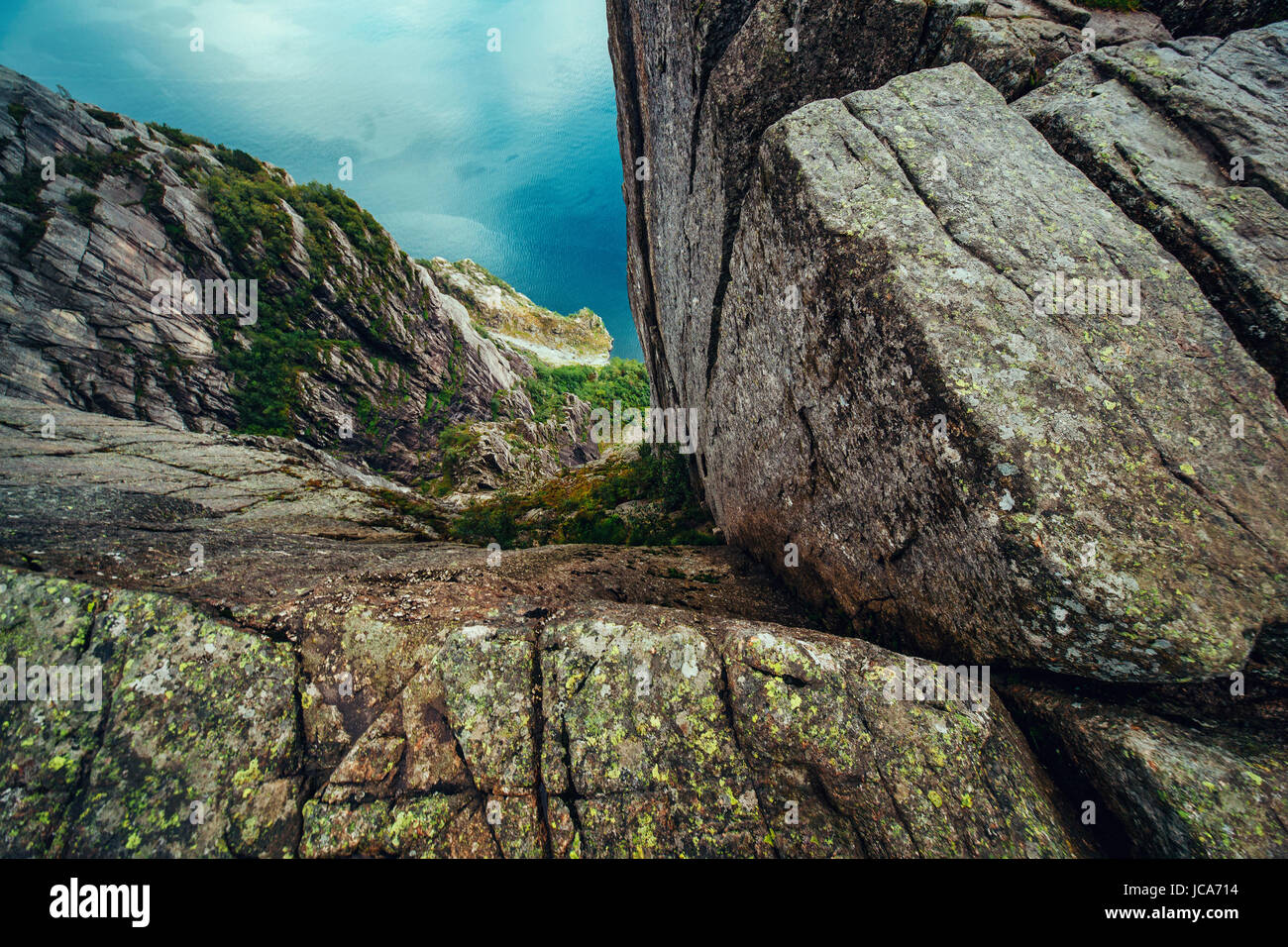 Vue vers le bas de la montagne de Preikestolen se trouve en Norvège. Étroit chemin touristique Danger concept. Banque D'Images