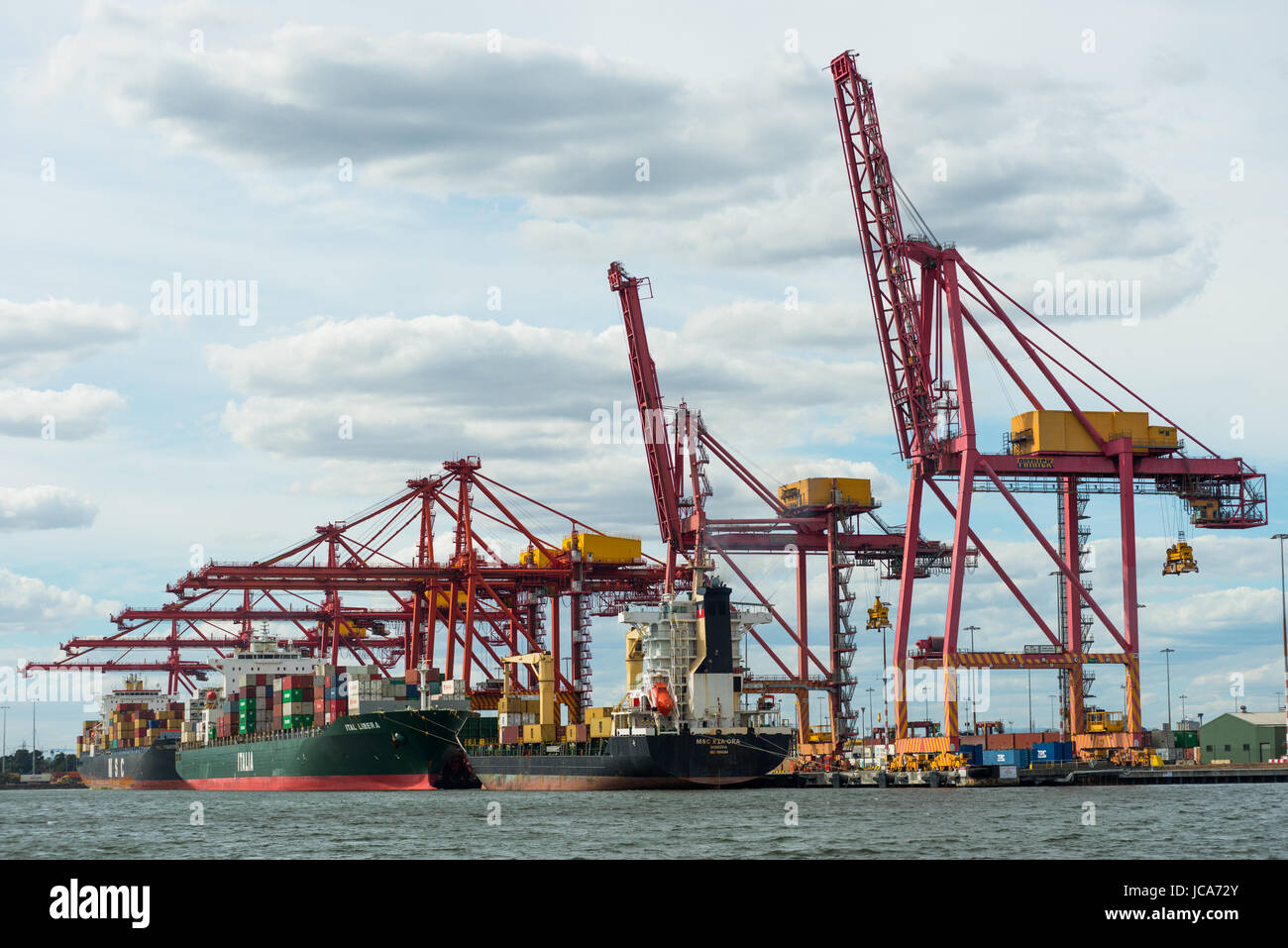 L'industrie du transport maritime de conteneurs / grues à quai dans le Port de Melbourne Victoria / Melbourne en Australie. Banque D'Images