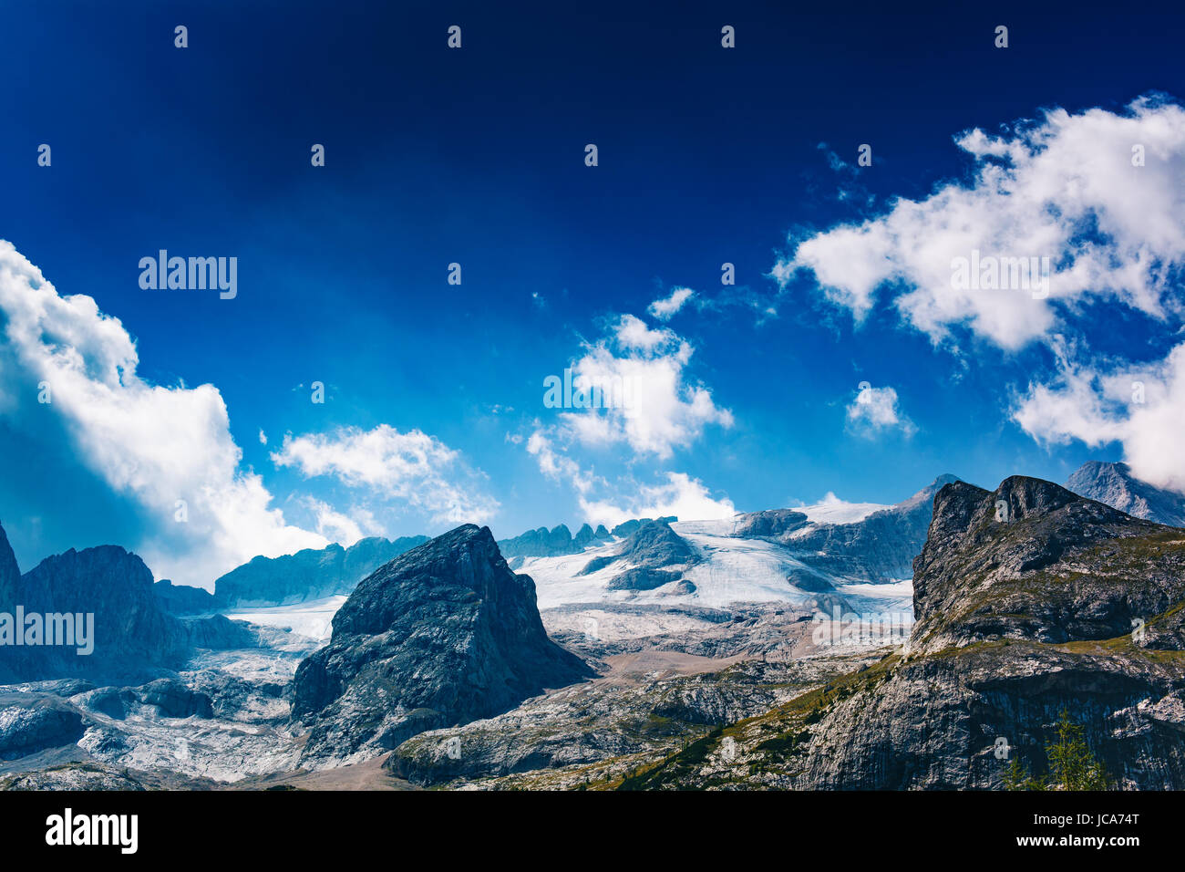 Hautes Alpes montagnes et paysage ciel bleu Banque D'Images