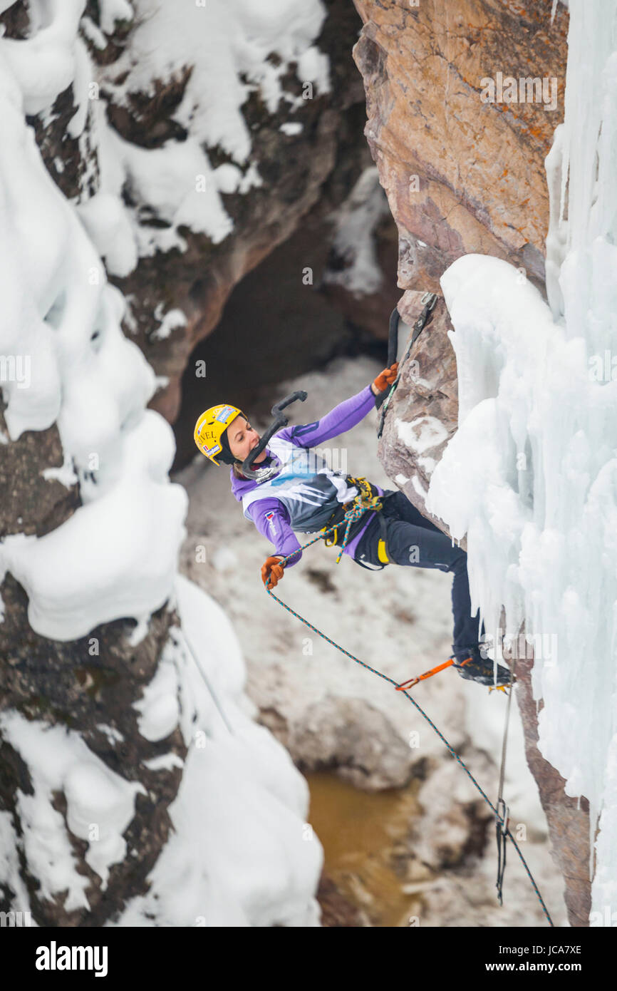 Angelika Rainer participe à Ouray Ice Festival 2016 l'escalade mixte élite compétition à l'Ice Park à Ouray, Colorado. Rainer est classée deuxième dans la division féminine et à égalité au Cinquième au général. Banque D'Images