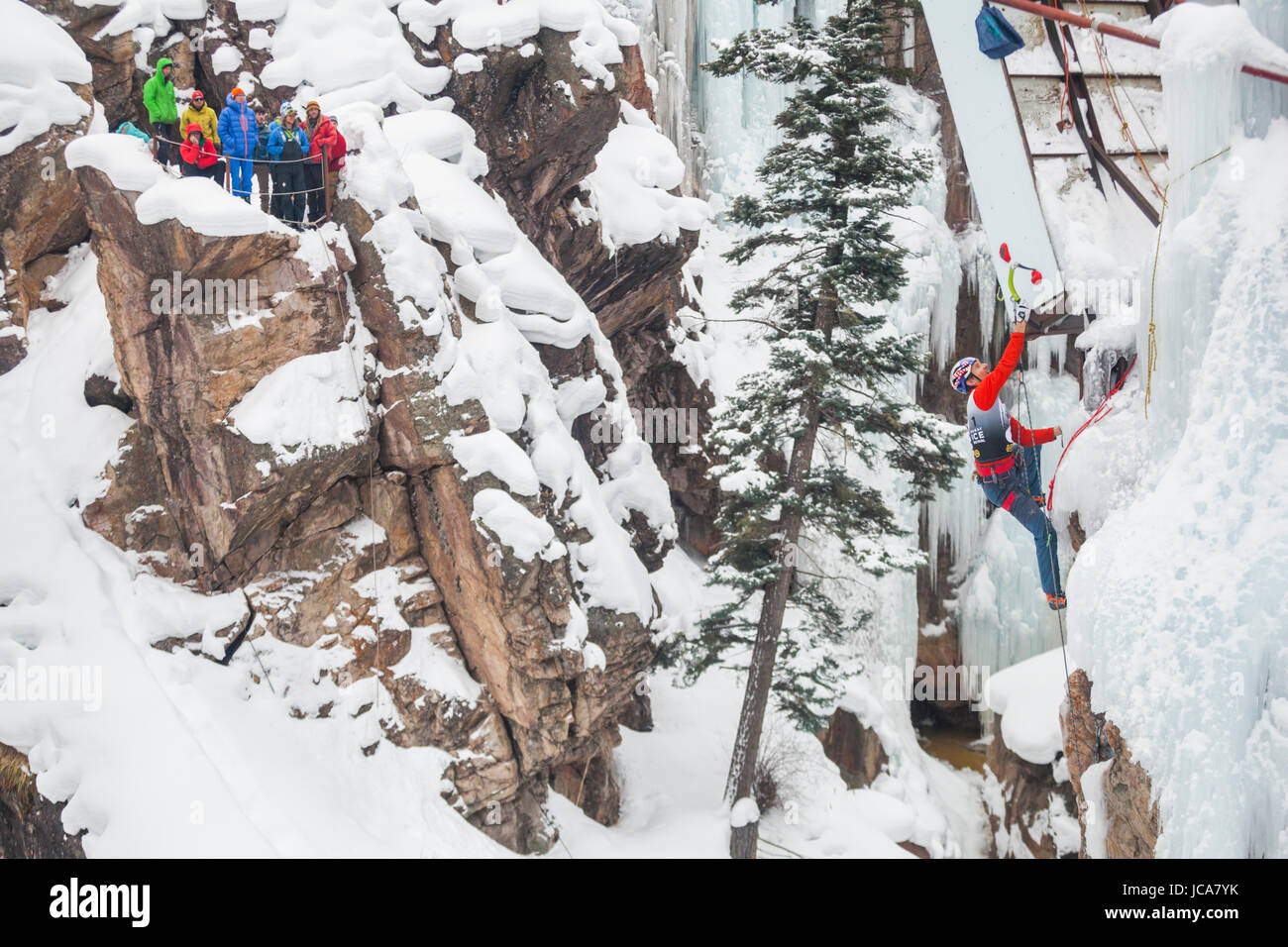 S'Gadd est concurrentiel dans le Ouray Ice Festival 2016 escalade mixte élite compétition à l'Ice Park à Ouray, Colorado. Gadd s'est classée septième dans la division des hommes. Banque D'Images
