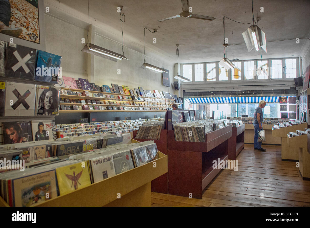 Client à la recherche des dossiers et cd's en Platon recordstore à Groningen Banque D'Images