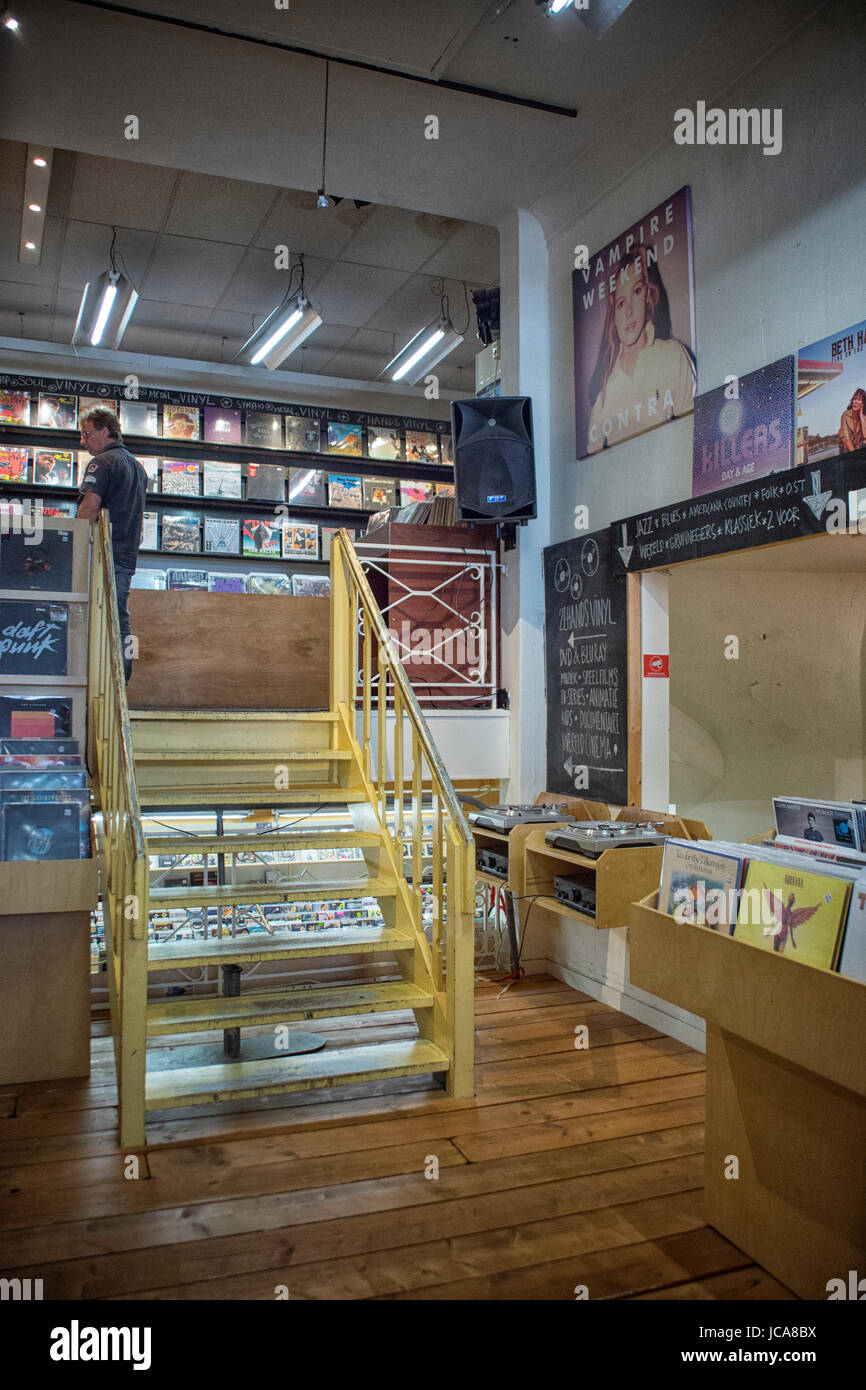 Client à la recherche des dossiers et cd's en Platon recordstore à Groningen Banque D'Images