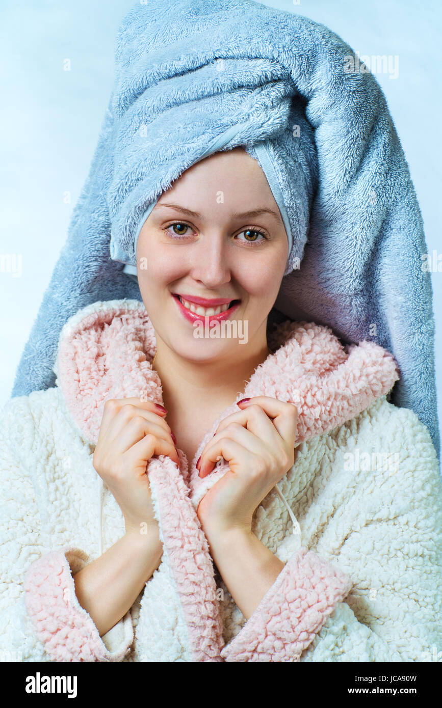 Jeune femme avec peignoir et serviette. Spa beauté portrait. Banque D'Images