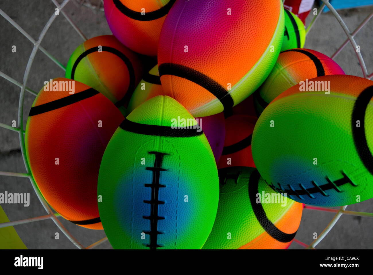 Ballons Jouets colorés fluorescentes dans un fil bin Banque D'Images