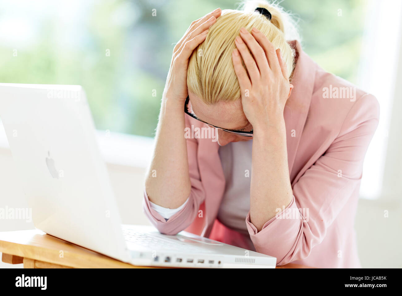 Femme au travail souligné Banque D'Images