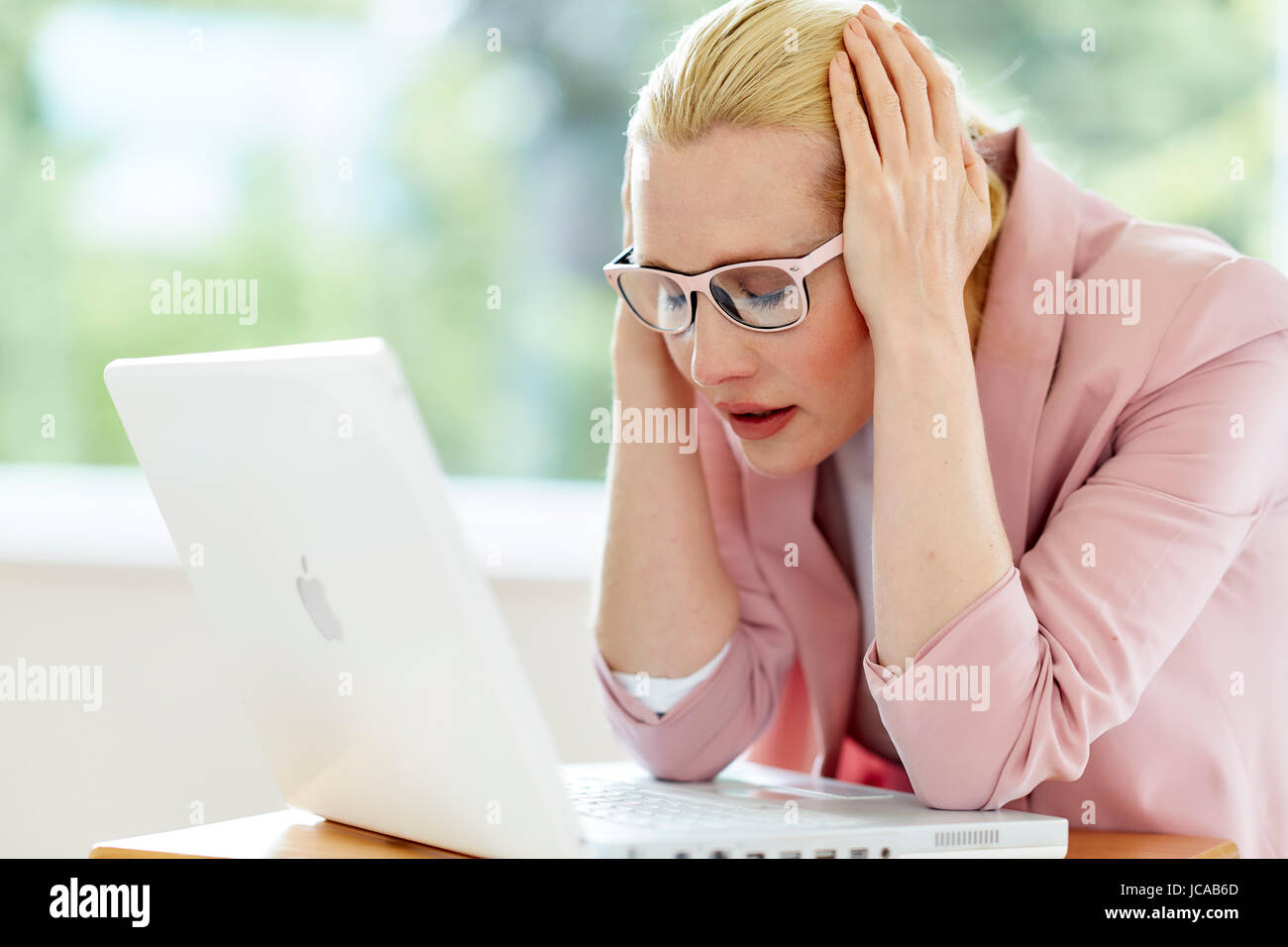 Femme au travail souligné Banque D'Images