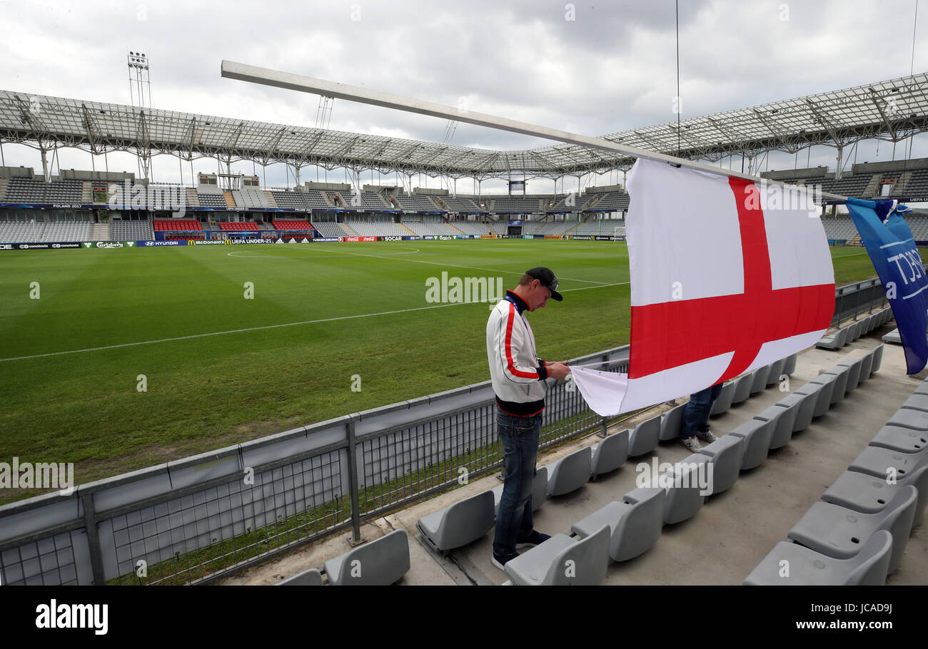 Un drapeau de l'Angleterre est déployé à l'Arena de Kolporter Kielce, Pologne. Banque D'Images