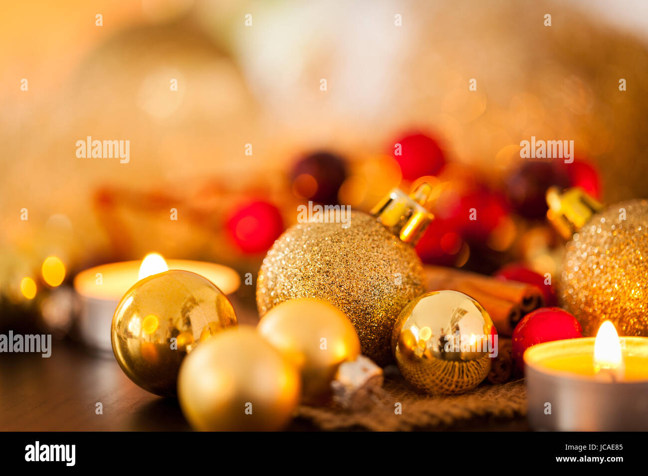 Warme goldene und mit Kerzenschein Weihnachtsdekoration orangene Nahaufnahme als im Kontext Banque D'Images