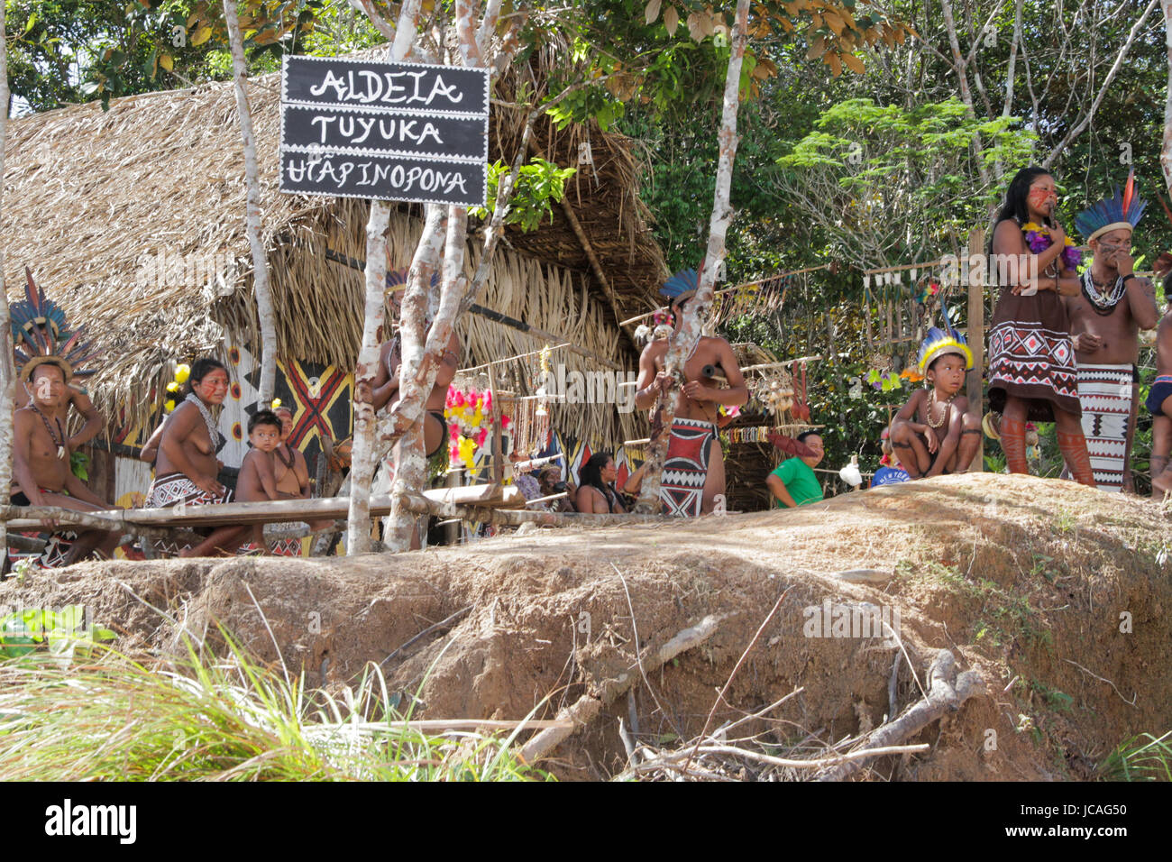 MANAUS, 10.06.2017 : Les membres de la tribu des Tuyuka dans la forêt amazonienne. (Photo : Néstor J. Beremblum / Alamy News) Banque D'Images
