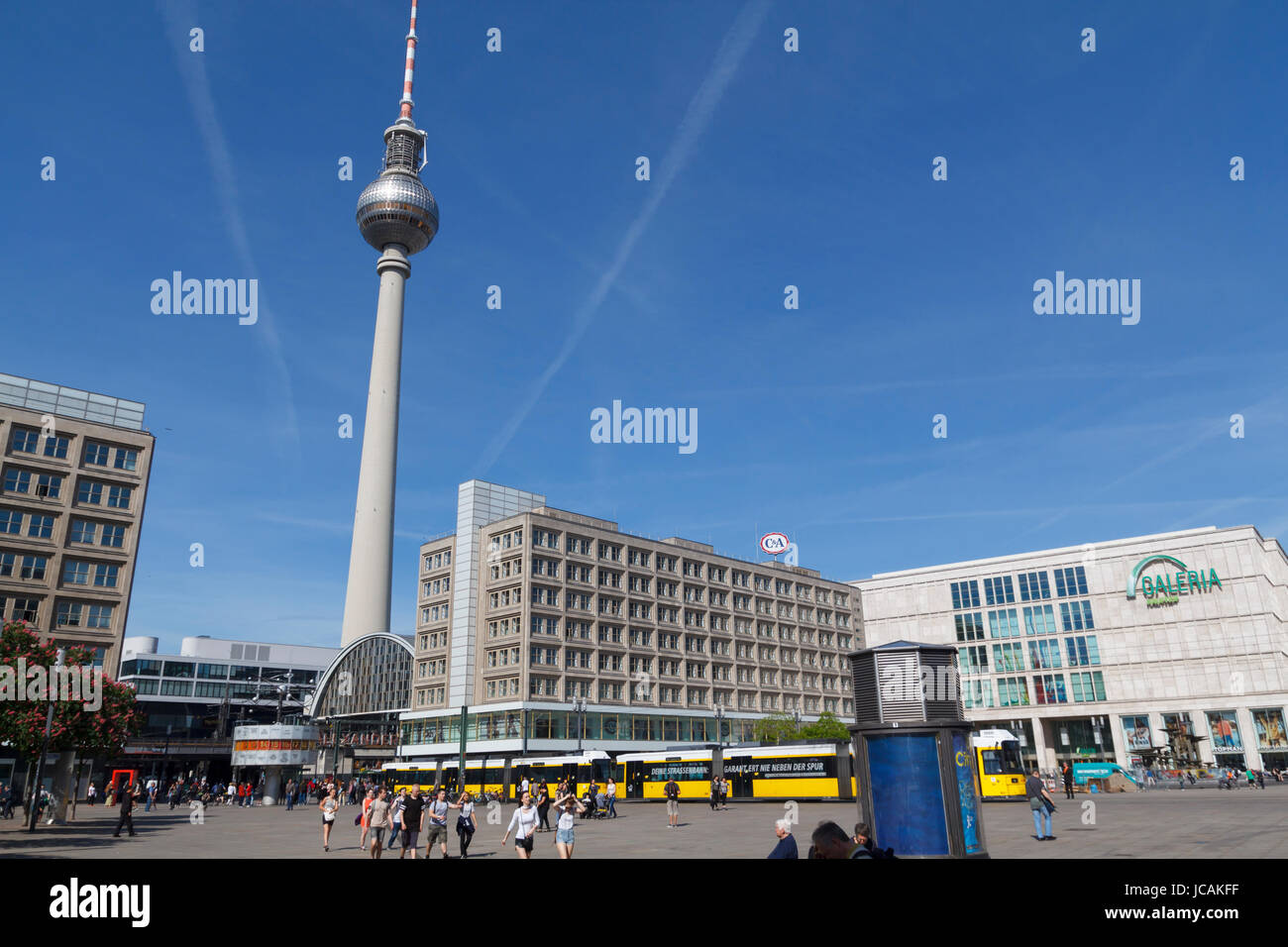 Alexander Platz, une grande place publique et centre de transport dans le quartier central Mitte de Berlin, près de la Fernsehturm Banque D'Images