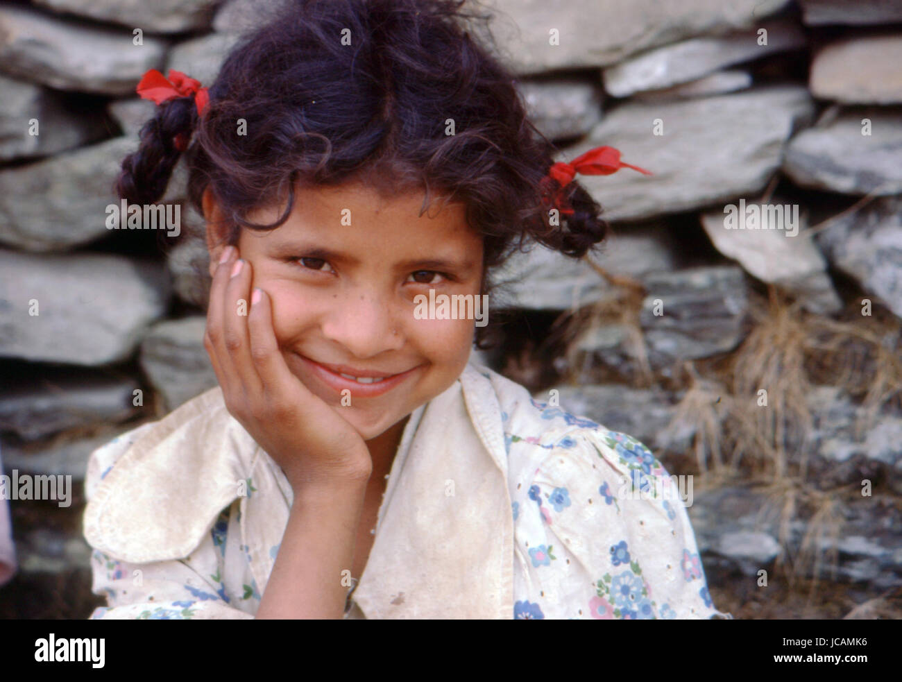 Reportage au Népal 1980. Pokhara, une jeune fille népalaise Banque D'Images