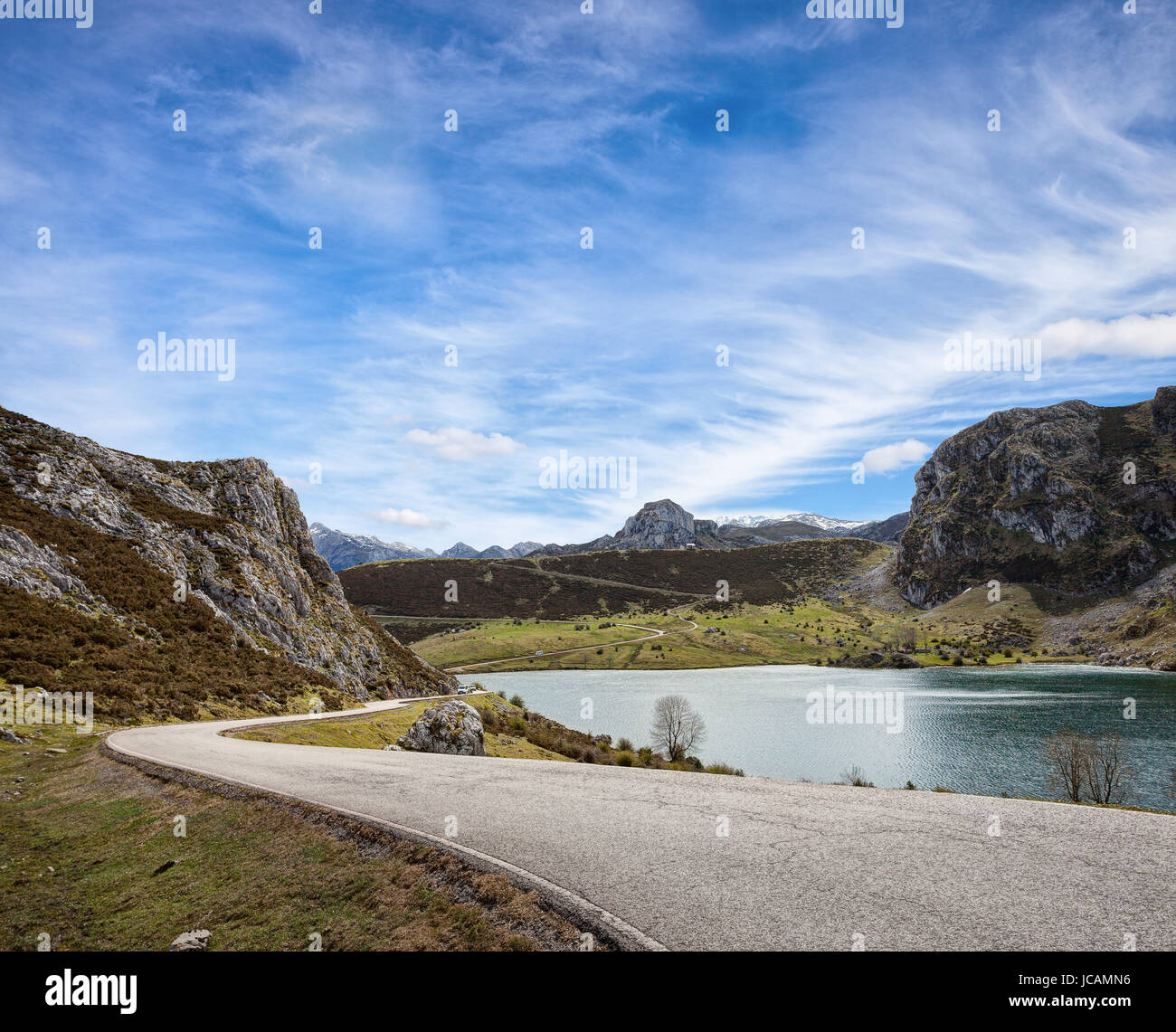 Une route avec une vue magnifique près du lac Enol de Picos de Europa , Massif de l'Ouest, les montagnes de Cantabrie, Asturies, Espagne. Banque D'Images