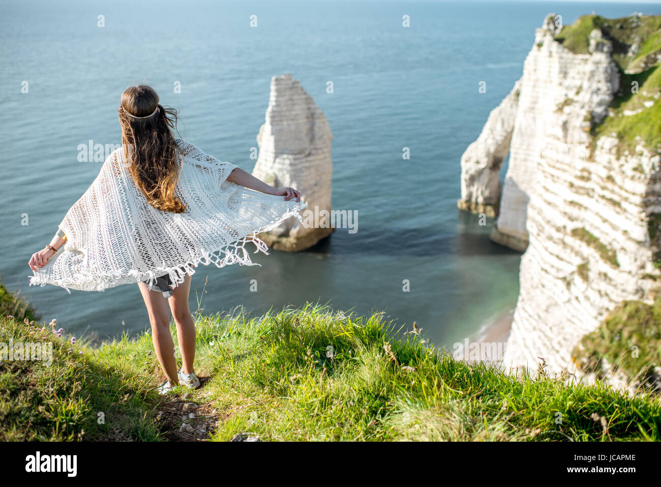 Jeune femme habillée dans le style hippie de profiter de la nature date de retour sur la côte rocheuse avec très belle vue sur l'océan en France Banque D'Images