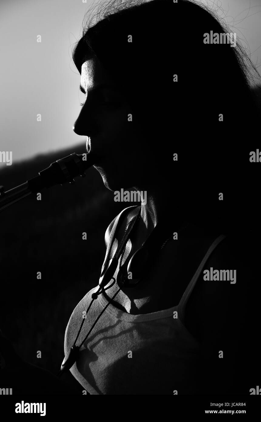 Une silhouette portrait d'une femme de saxophone. Photo en noir et blanc Banque D'Images