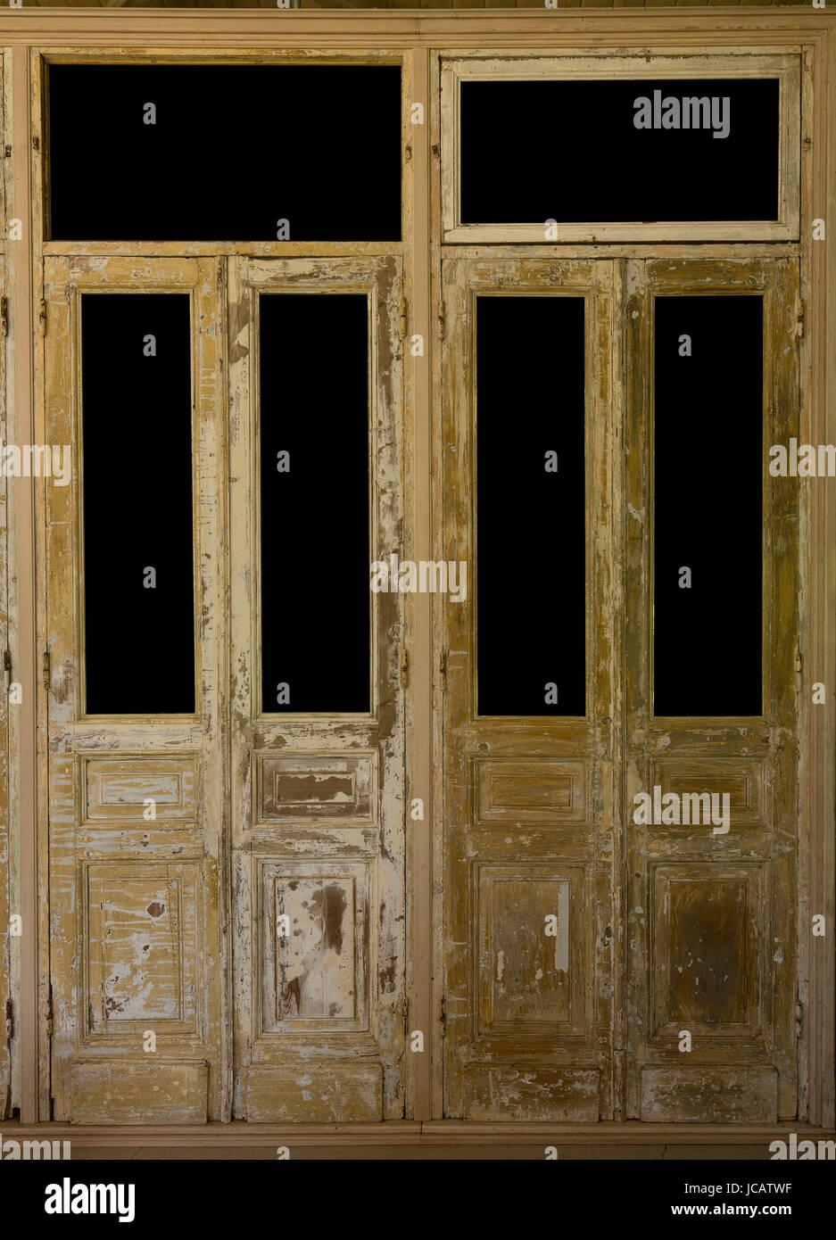 Paire de portes en bois français altérés avec des fenêtres isolées Banque D'Images